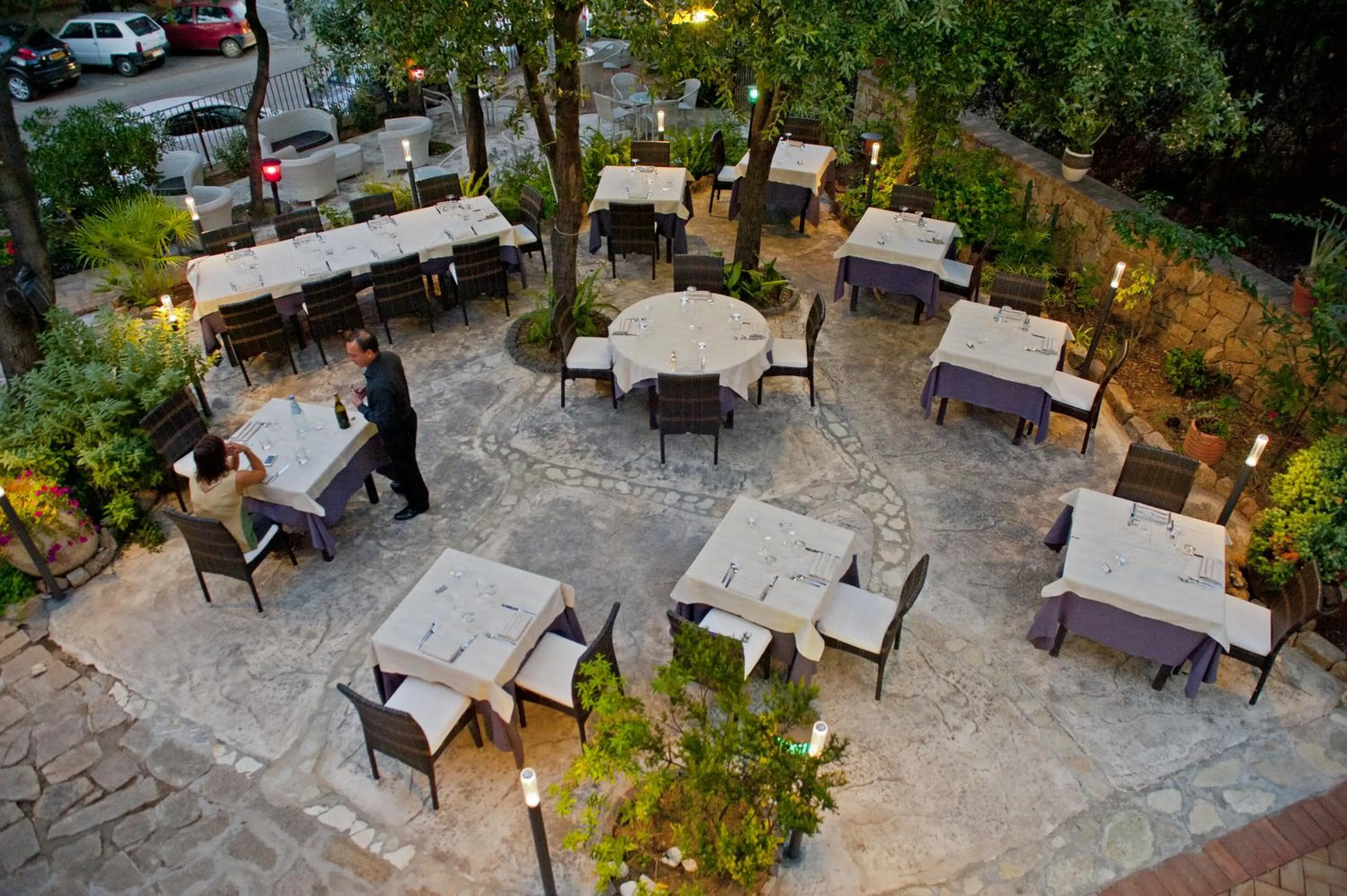 Restaurant/places to eat in Nascar Hotel