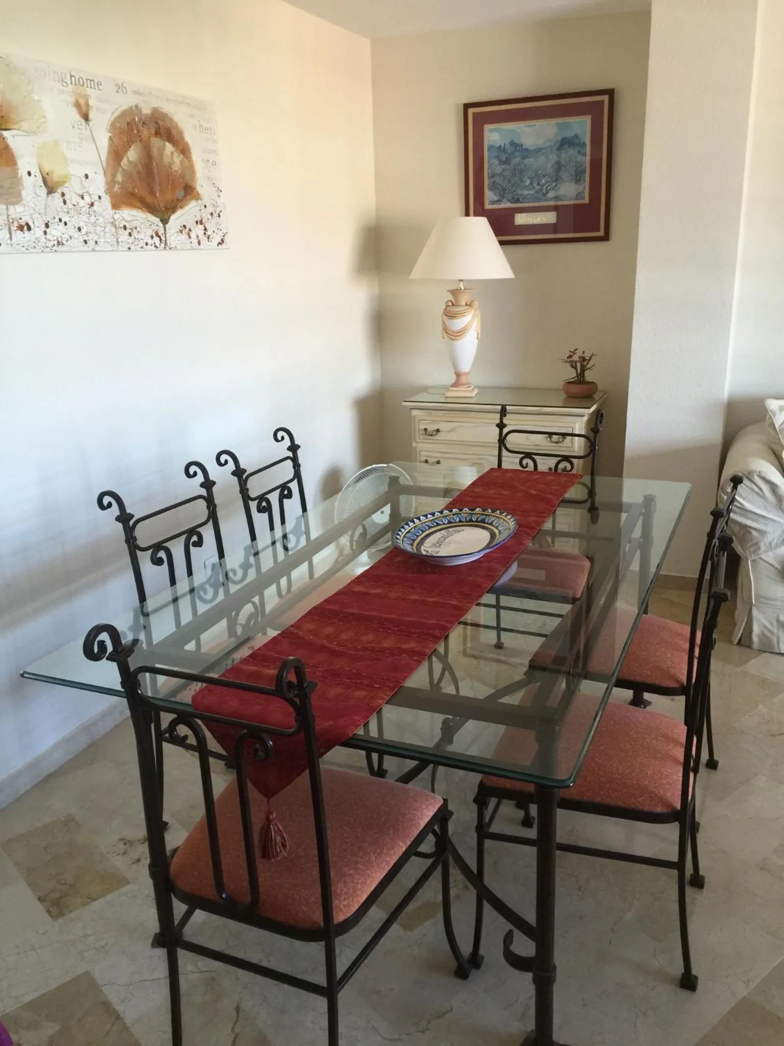 Dining area in Parque Marbella