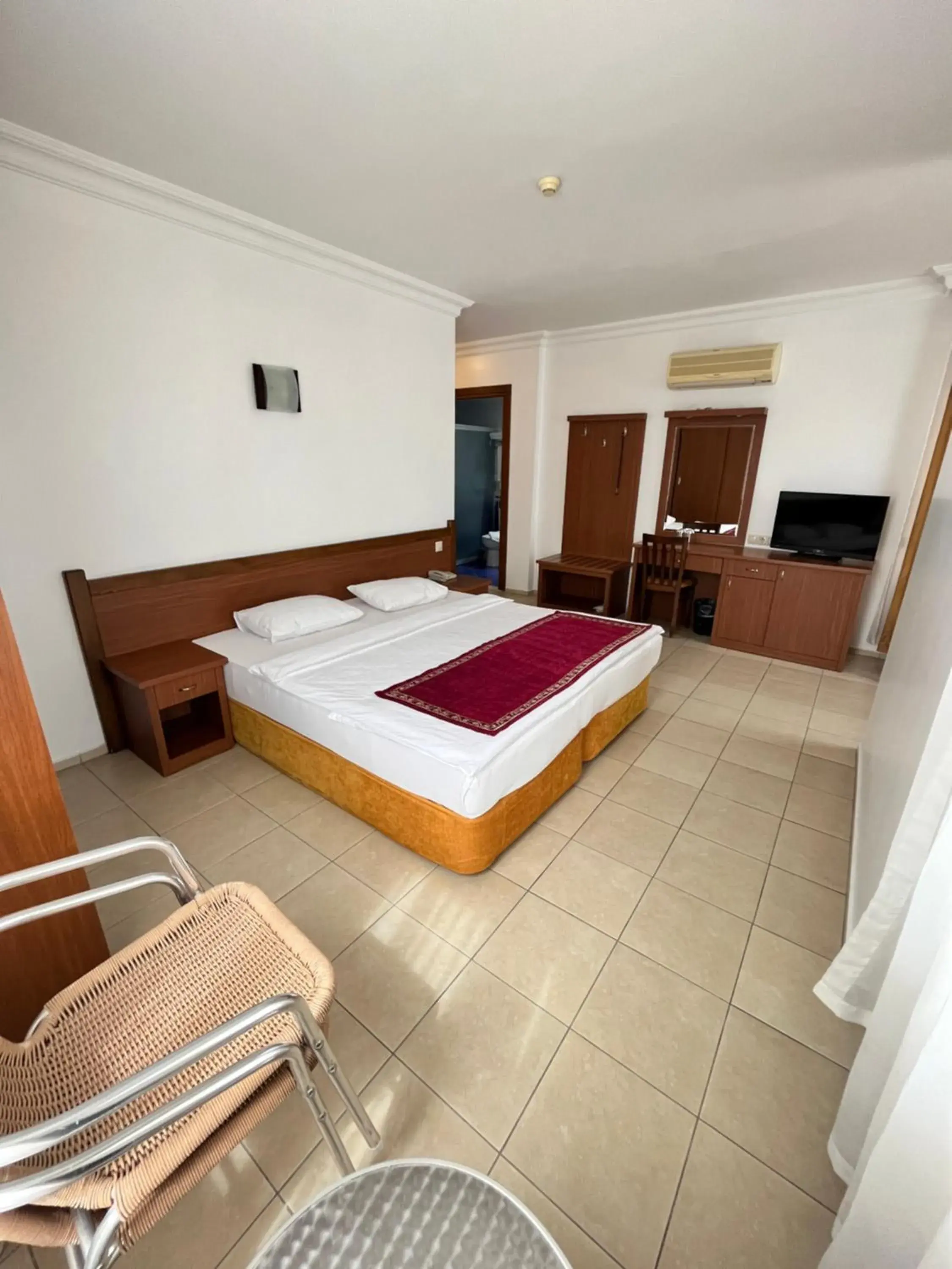 TV and multimedia, Bed in Hotel Royal Hill TV and multimedia, Bed in Hotel Royal Hill