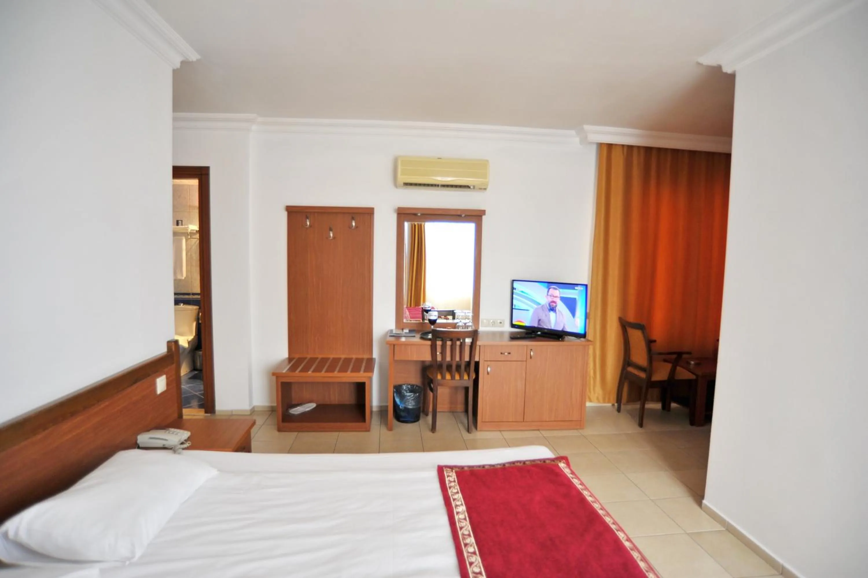 Photo of the whole room, Bed in Hotel Royal Hill