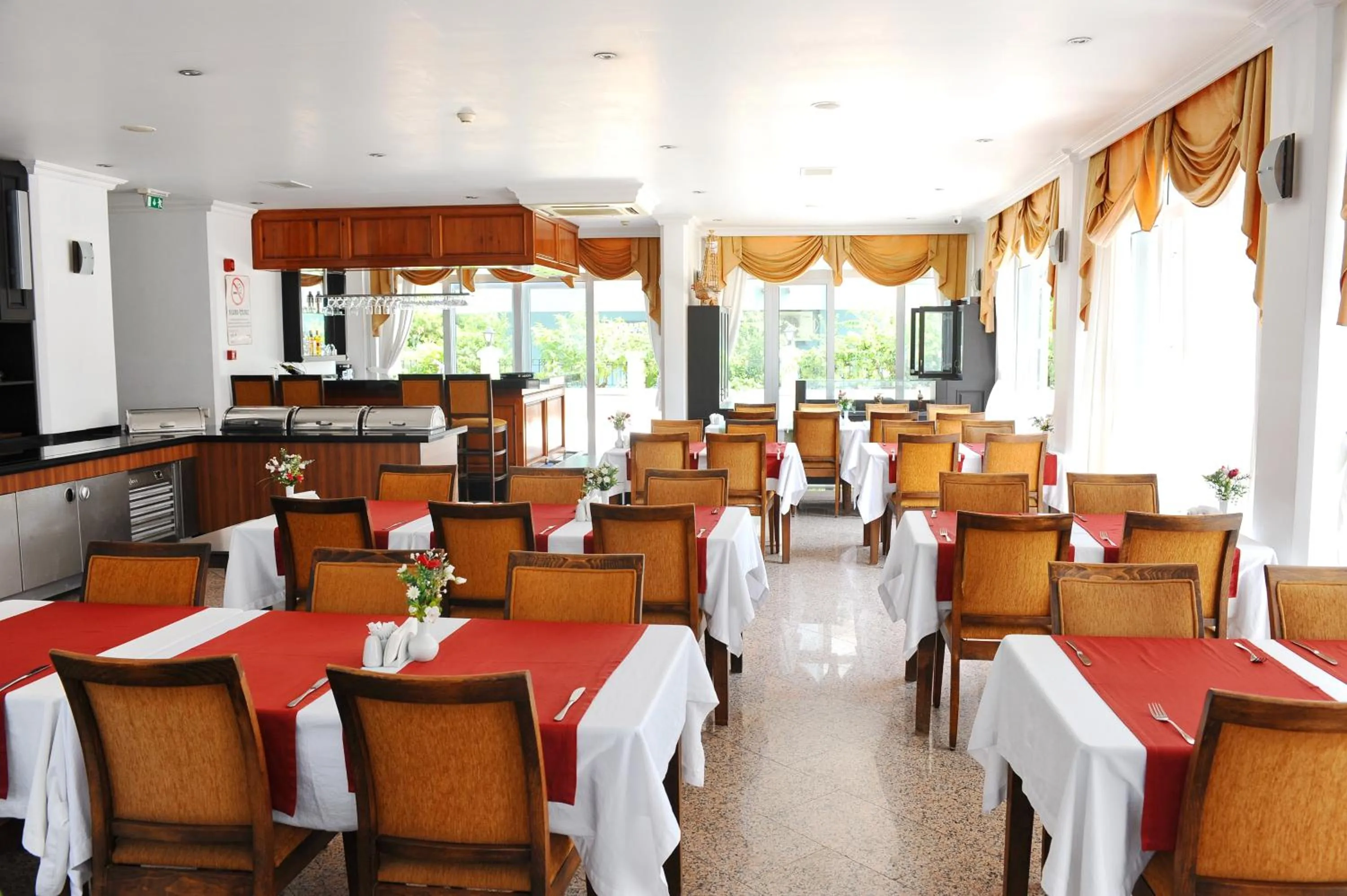 Restaurant/places to eat in Hotel Royal Hill