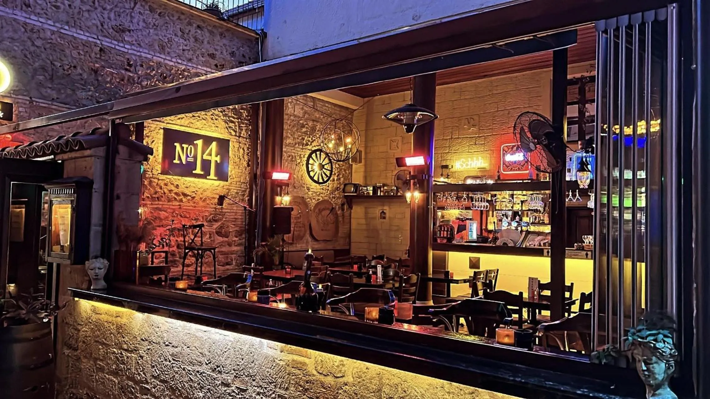 Lounge or bar in Cicerone Lodge Hotel