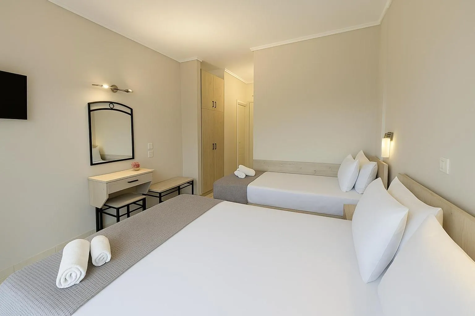 Photo of the whole room, Bed in Samel Hotel