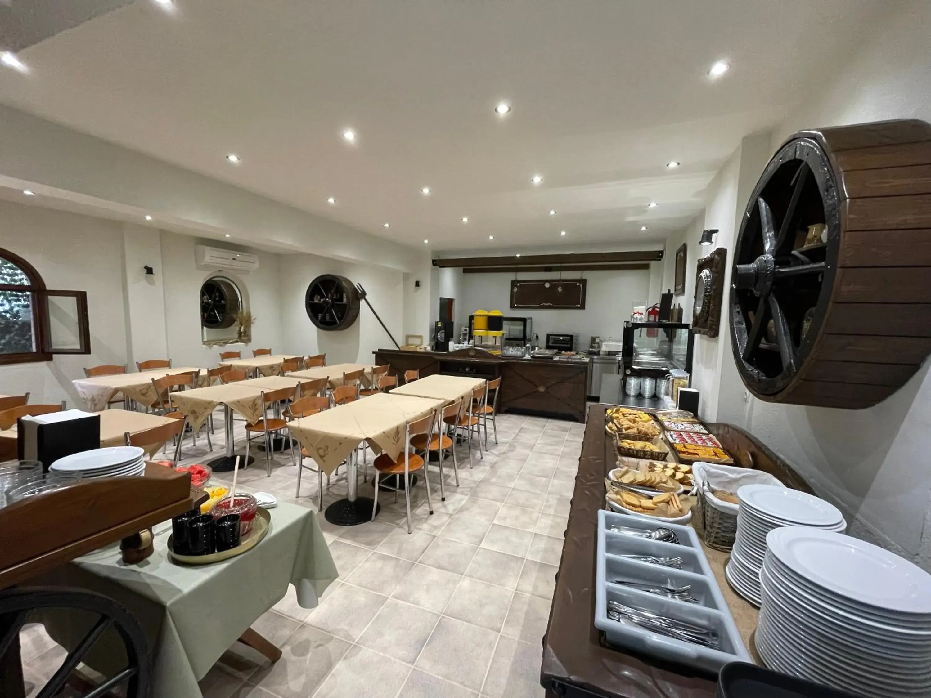 Restaurant/places to eat in Samel Hotel Restaurant/places to eat in Samel Hotel