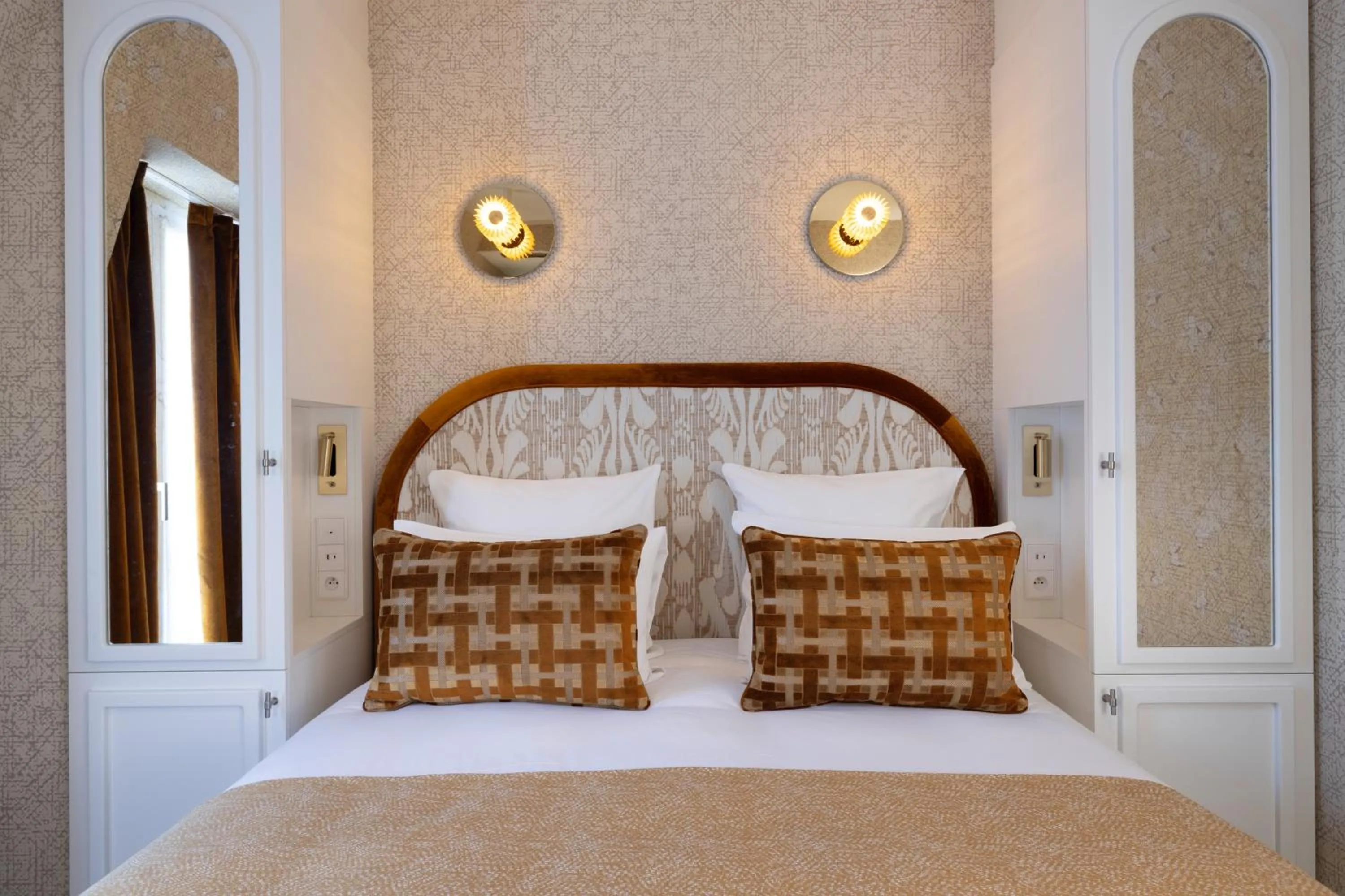 Bedroom, Bed in Hotel des Carmes by Malone