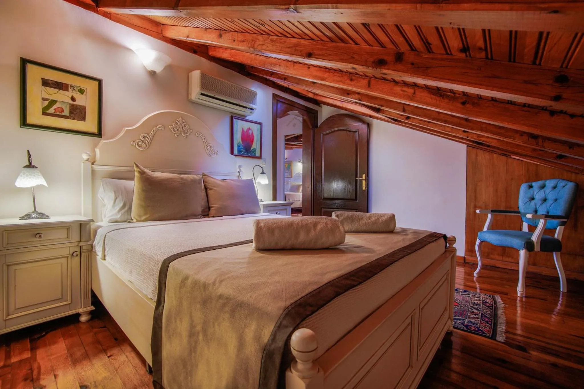 Photo of the whole room, Bed in La Paloma Hotel