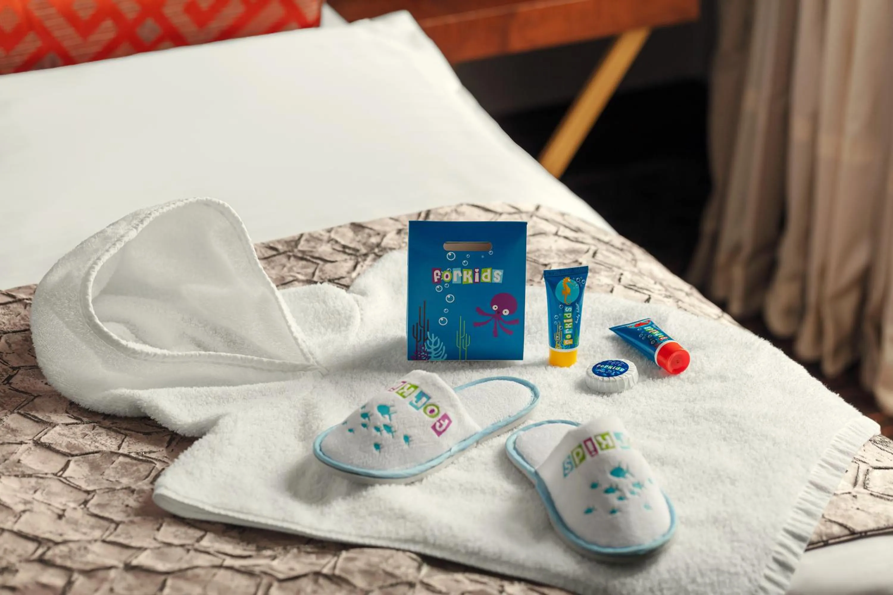 young children, Bed in COSMOPOLITAN Hotel Prague