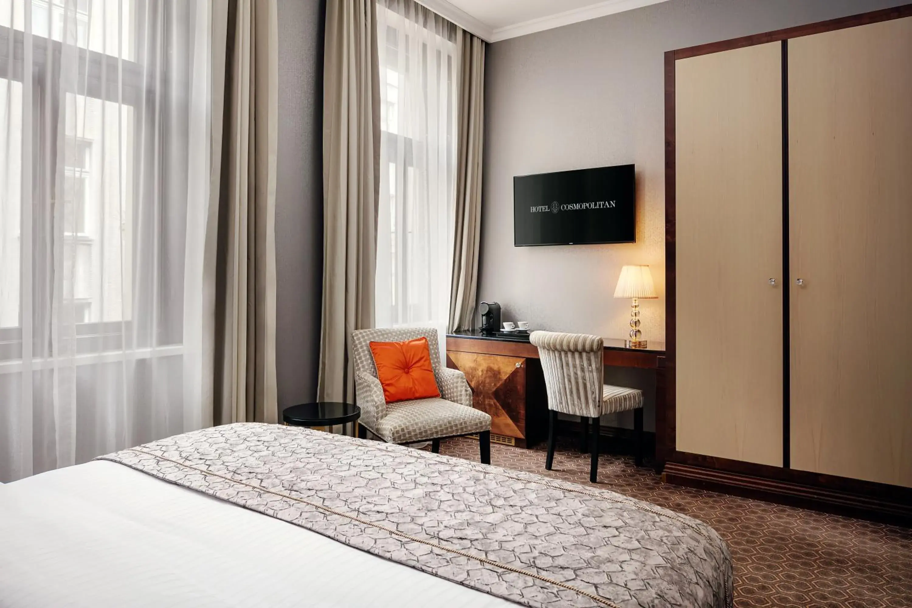 TV and multimedia, Bed in COSMOPOLITAN Hotel Prague TV and multimedia, Bed in COSMOPOLITAN Hotel Prague