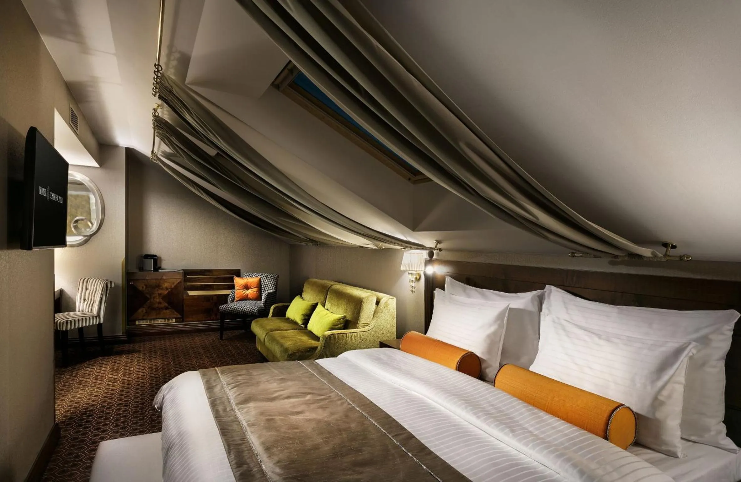 Photo of the whole room, Bed in COSMOPOLITAN Hotel Prague