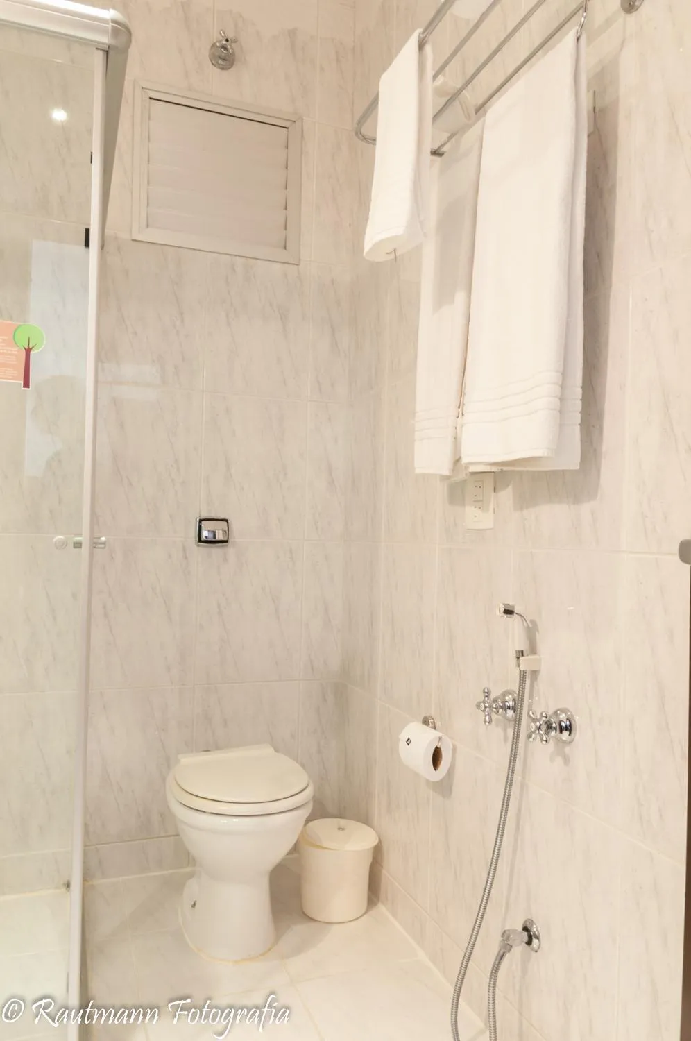 Bathroom in Johnscher by SJ - San Juan Curitiba