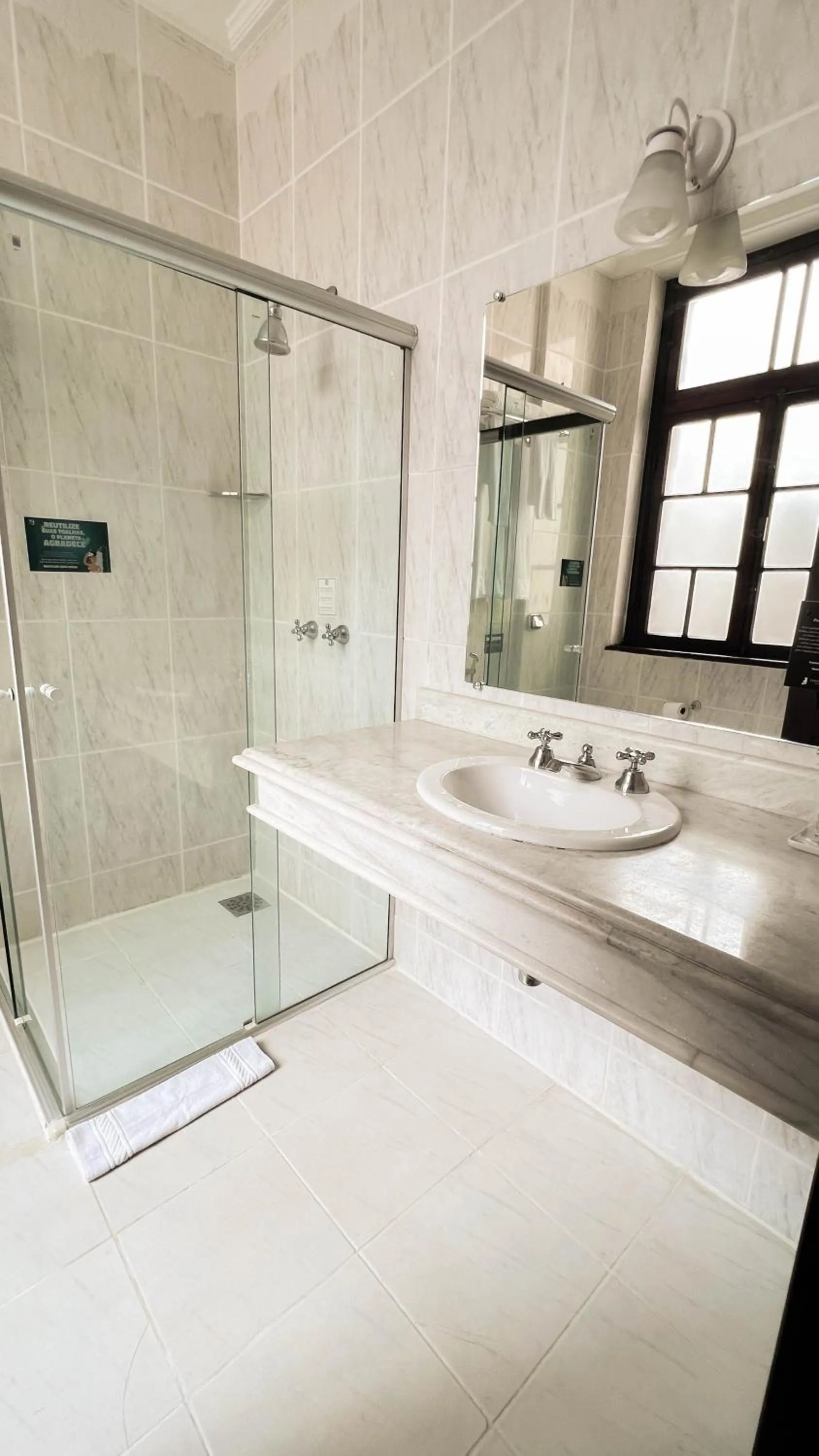 Bathroom in Johnscher by SJ - San Juan Curitiba