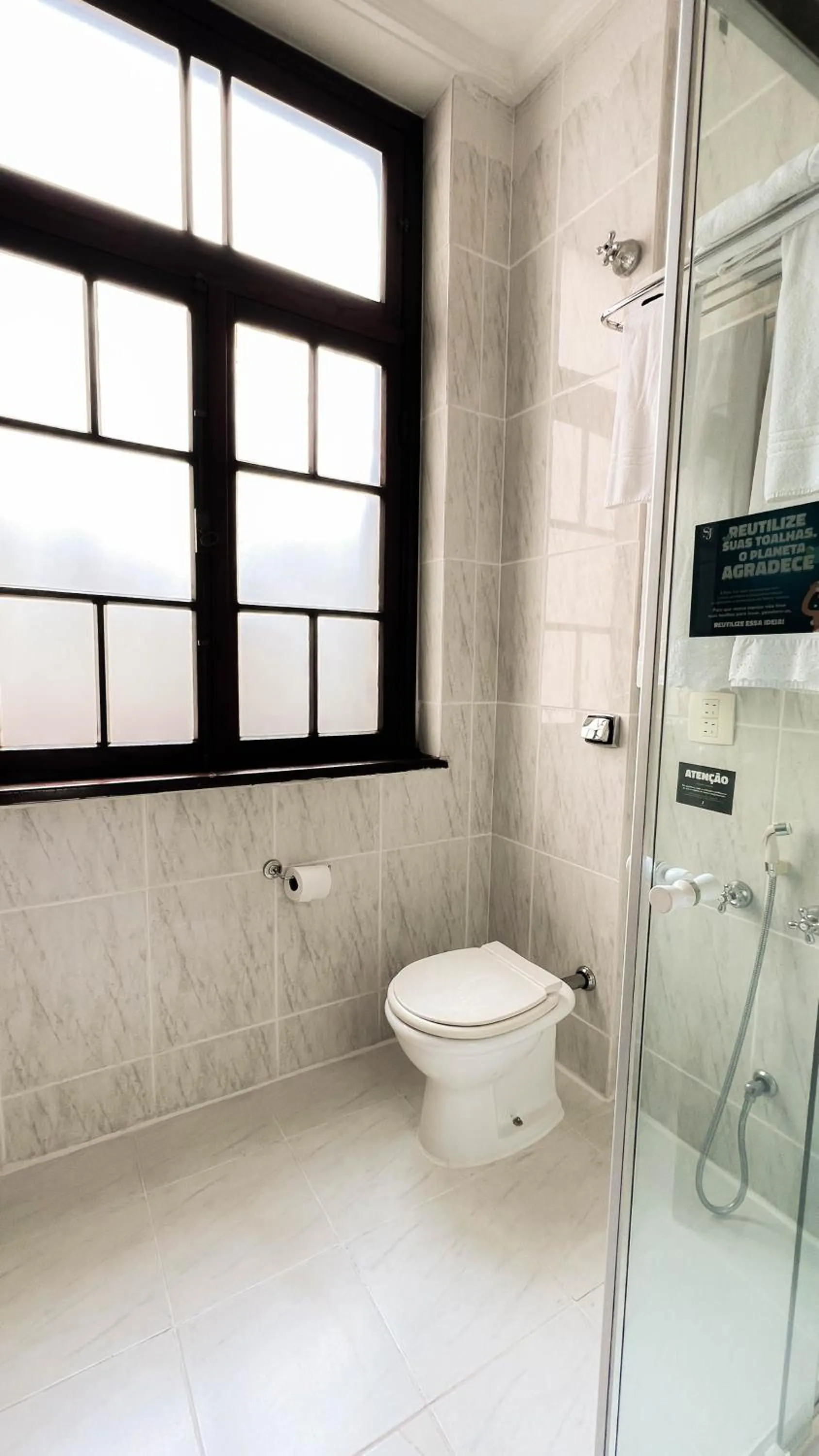 Bathroom in Johnscher by SJ - San Juan Curitiba