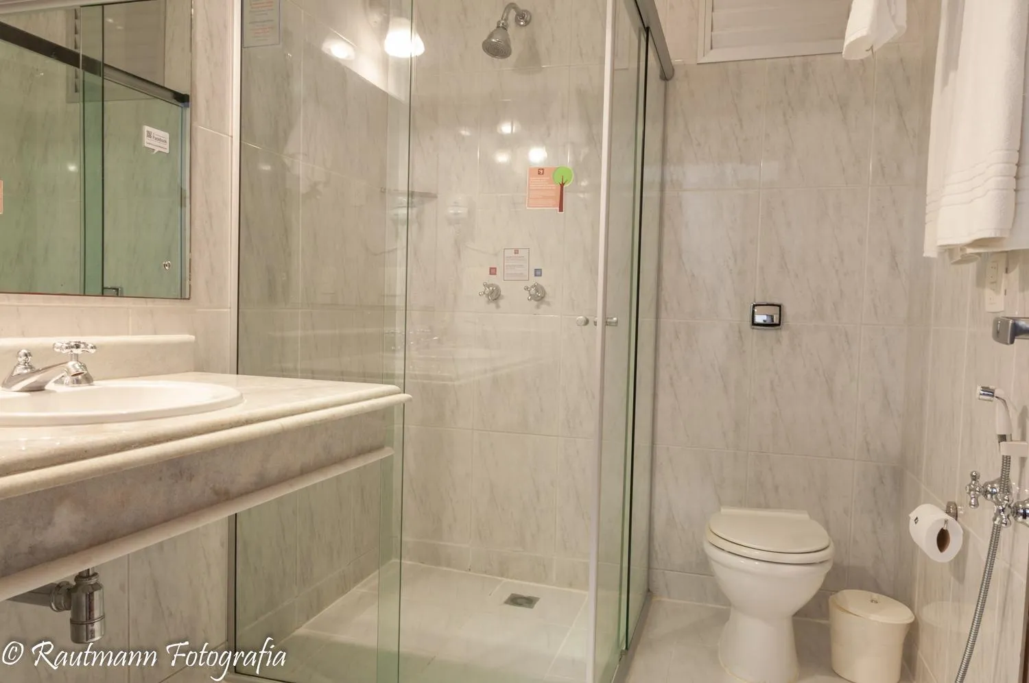 Bathroom in Johnscher by SJ - San Juan Curitiba