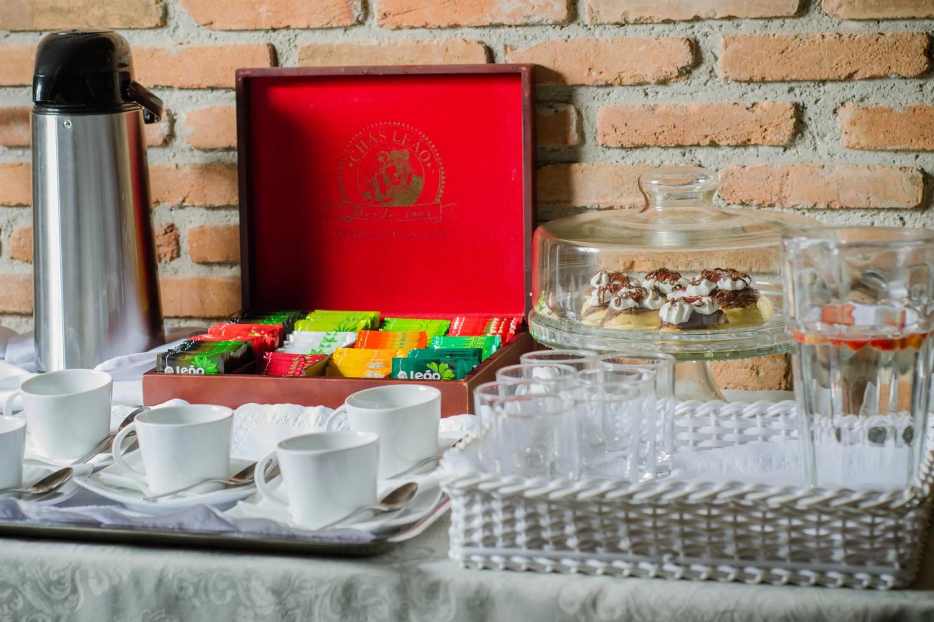 Living room in Johnscher by SJ - San Juan Curitiba