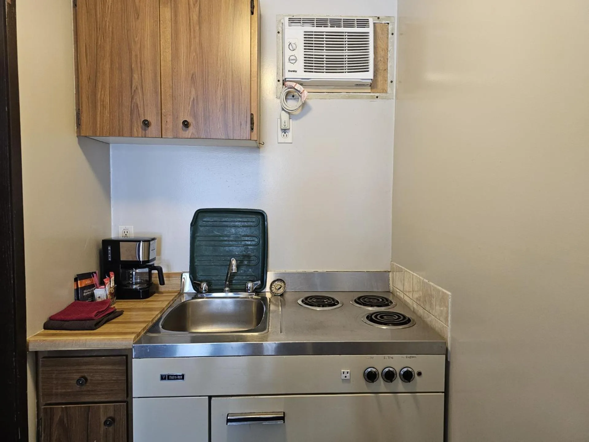 Kitchen or kitchenette in Howard Johnson by Wyndham Edson