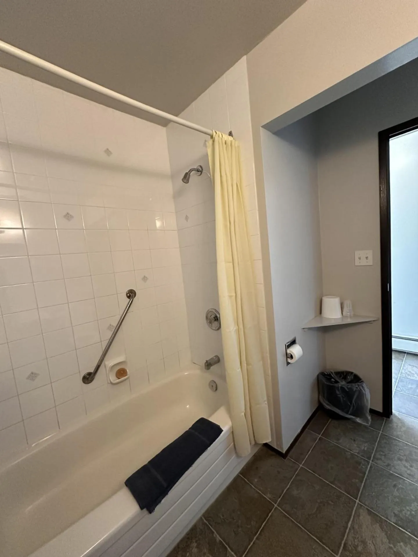 Bathroom in Howard Johnson by Wyndham Edson