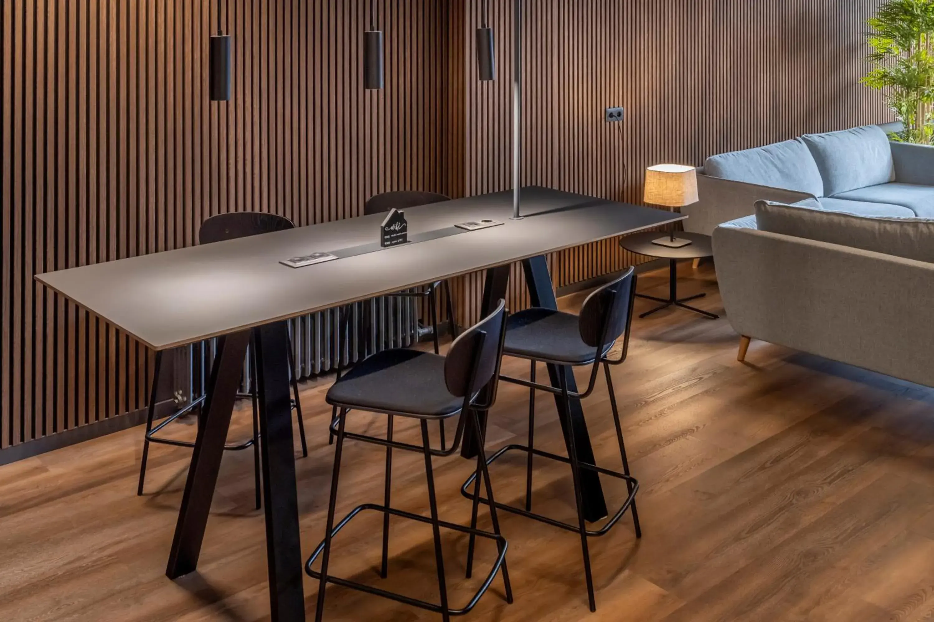 Property building in Hostal Operaramblas Property building in Hostal Operaramblas