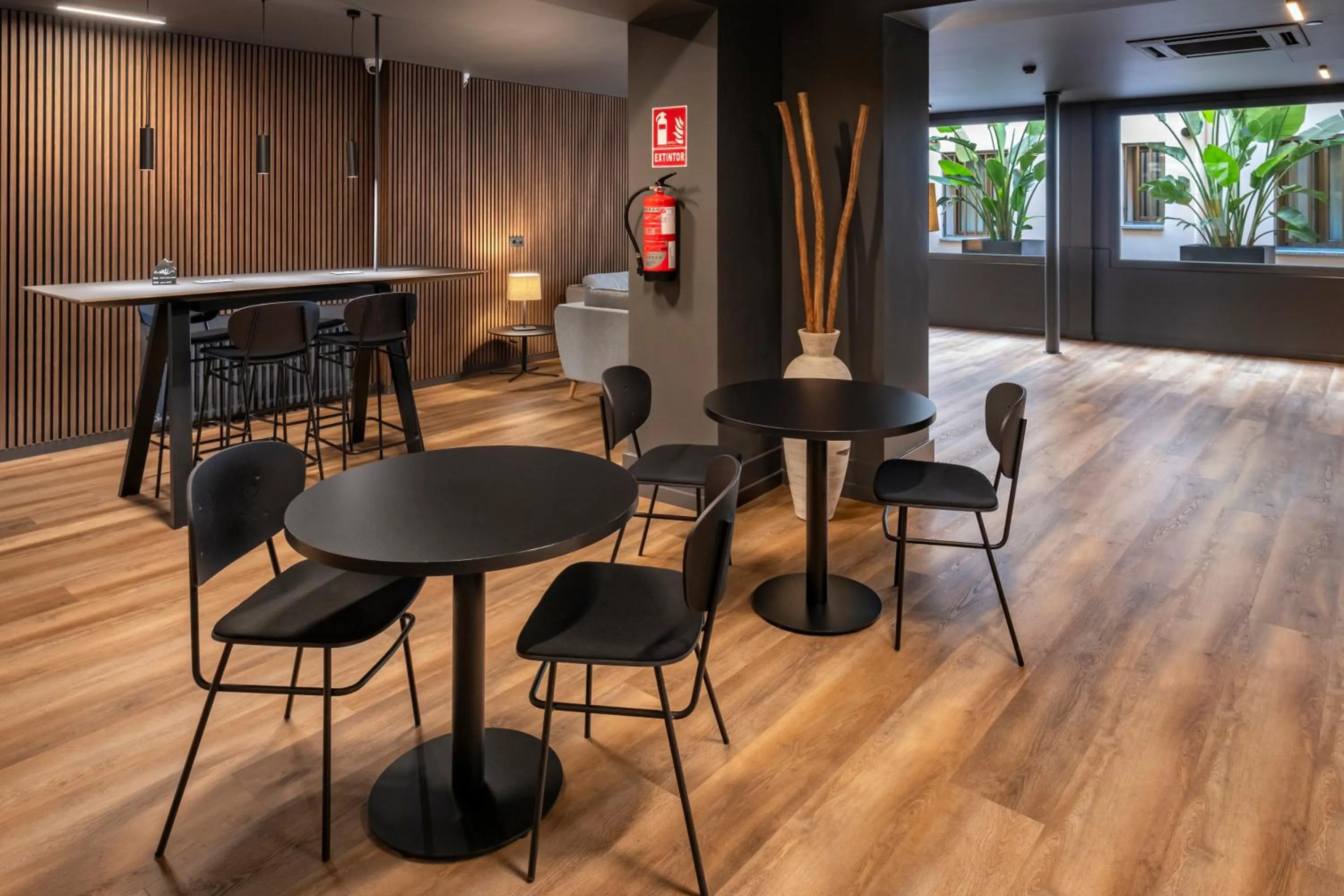 Communal lounge/ TV room in Hostal Operaramblas