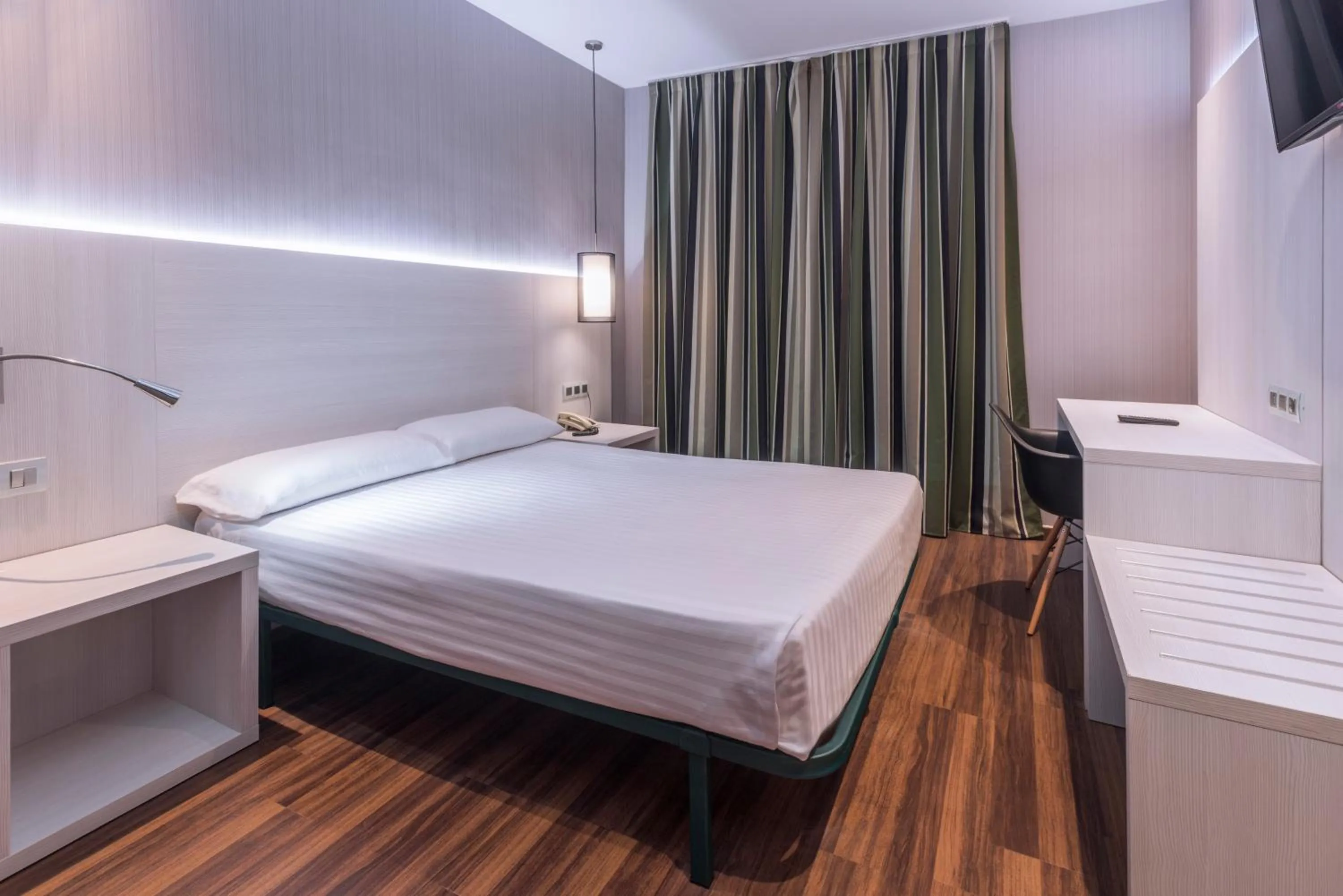 Photo of the whole room, Bed in Hostal Operaramblas