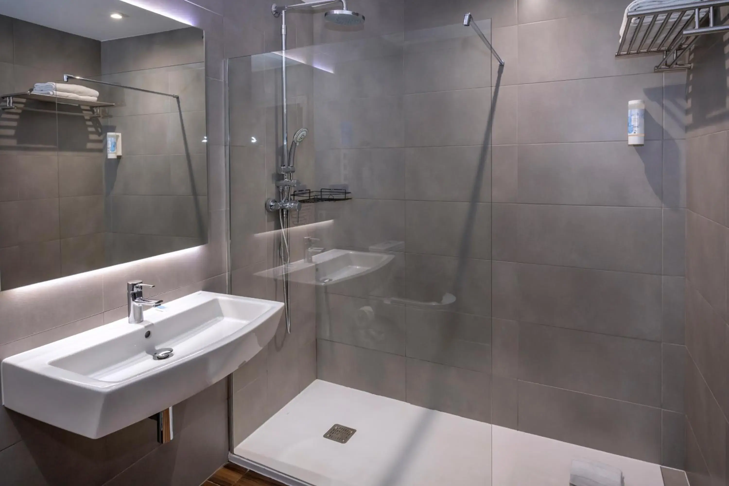 Superior Double or Twin Room in Hostal Operaramblas Superior Double or Twin Room in Hostal Operaramblas