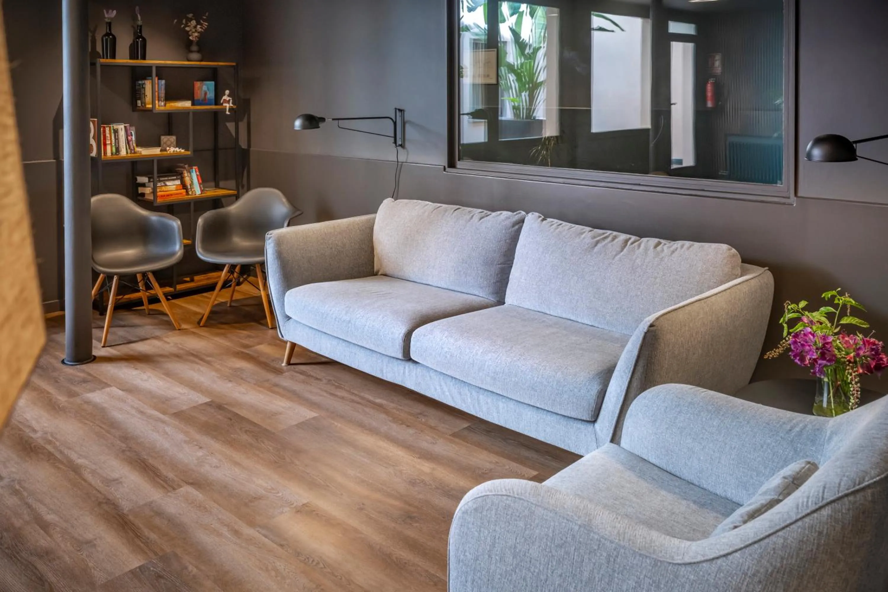 Living room in Hostal Operaramblas