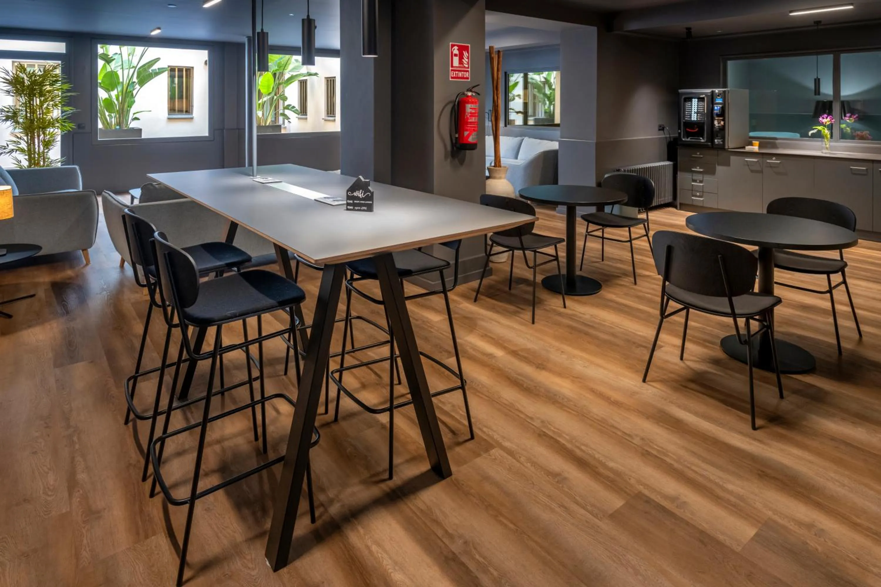 Communal lounge/ TV room in Hostal Operaramblas