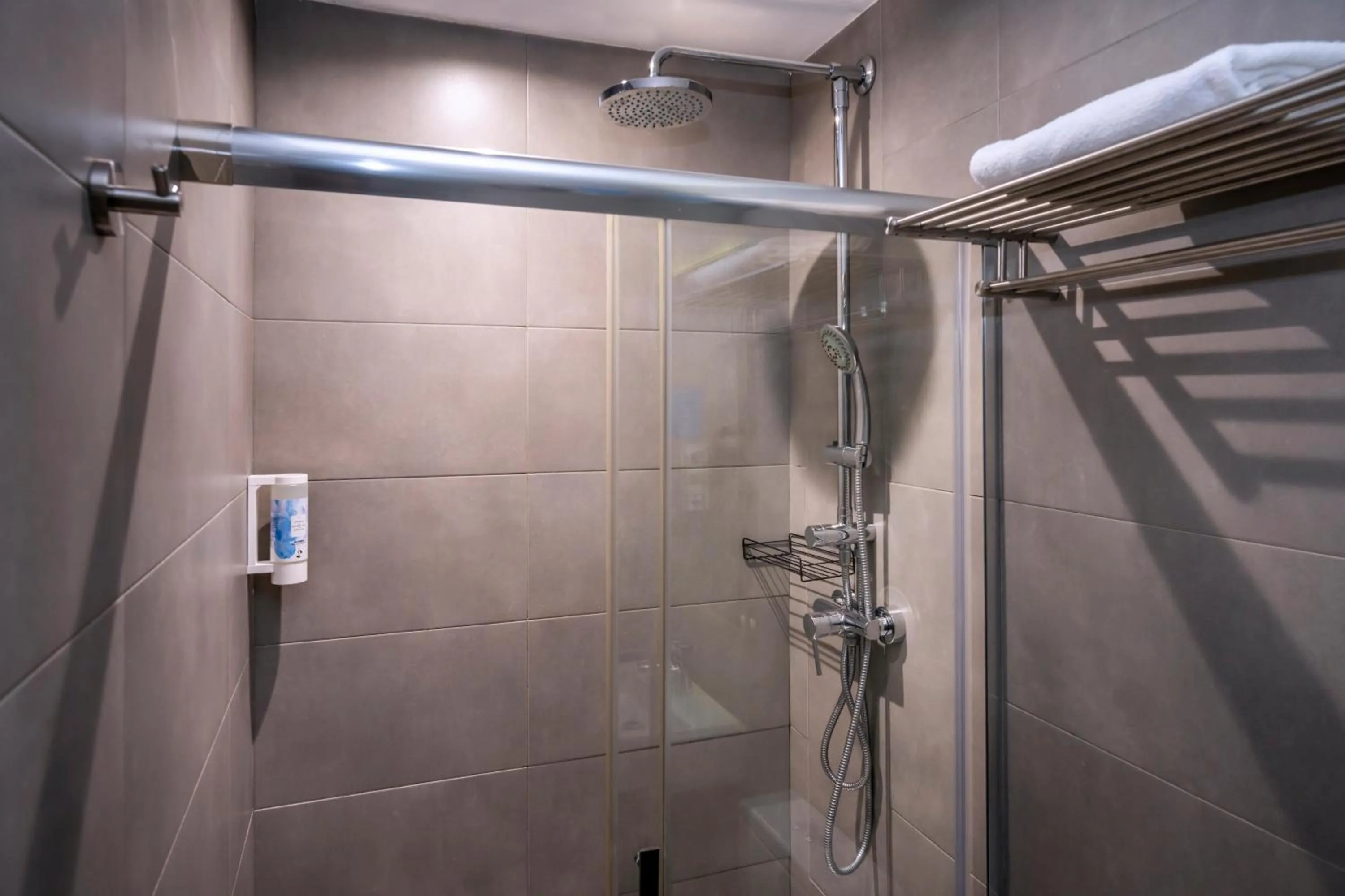 Shower in Hostal Operaramblas