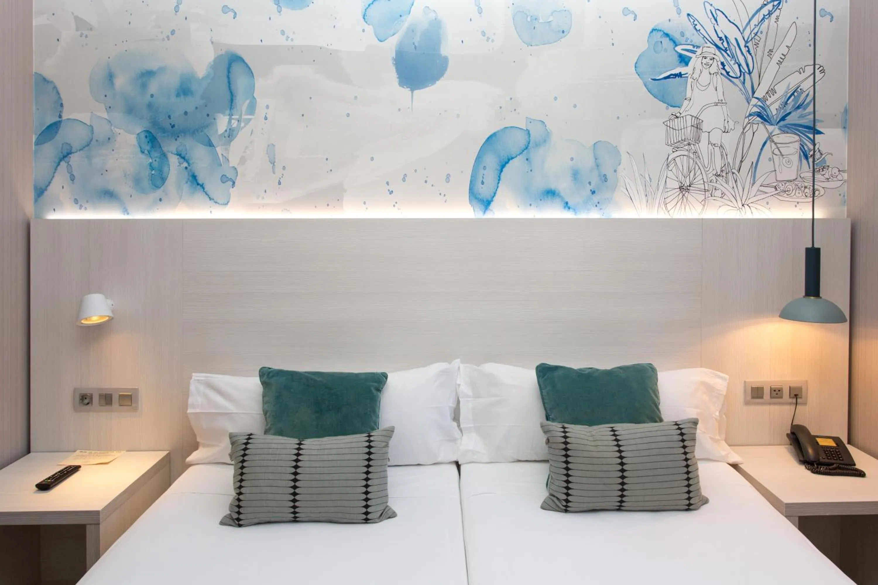 Photo of the whole room, Bed in Hostal Operaramblas