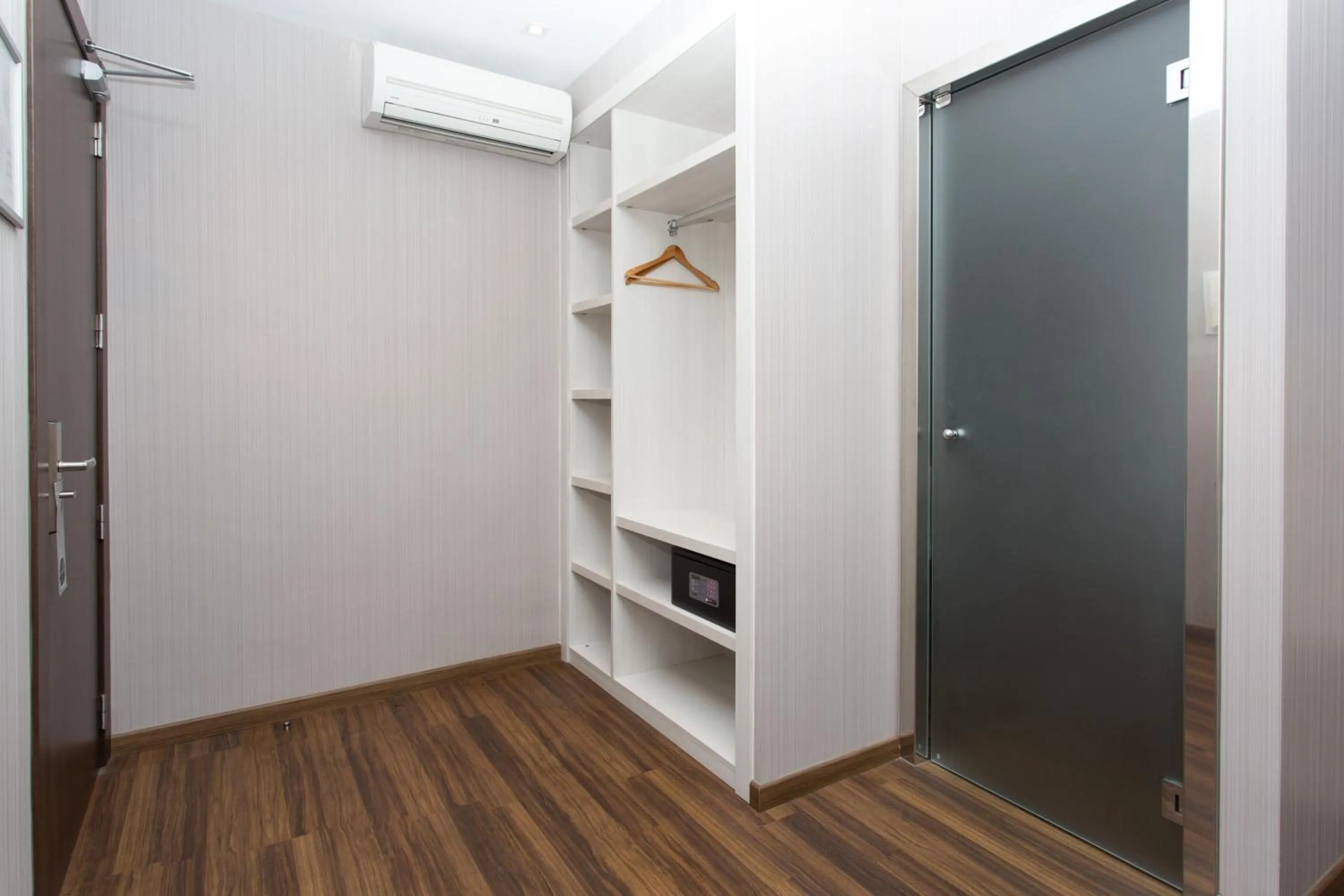 Photo of the whole room in Hostal Operaramblas