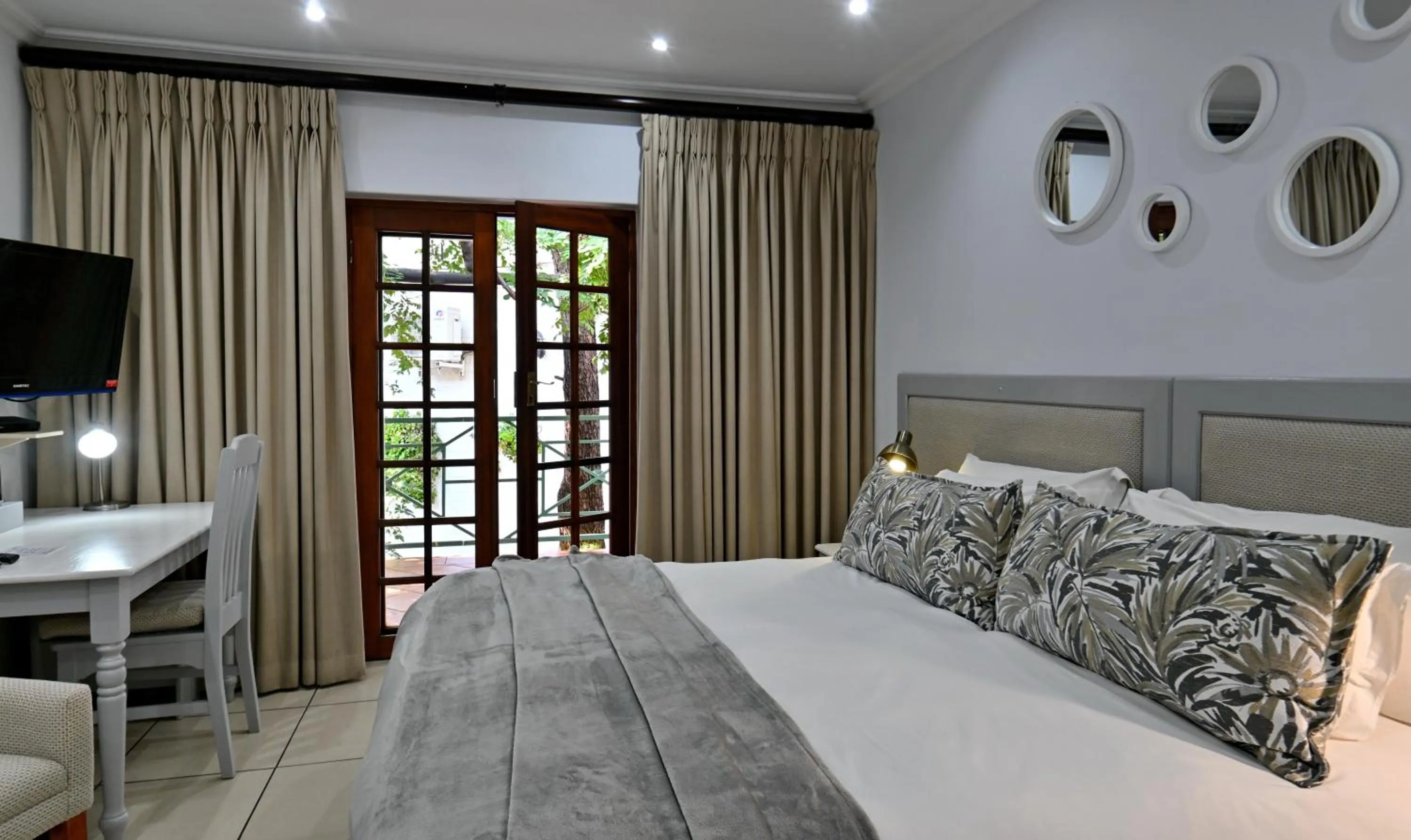 Patio, Bed in Rivonia Premier Lodge