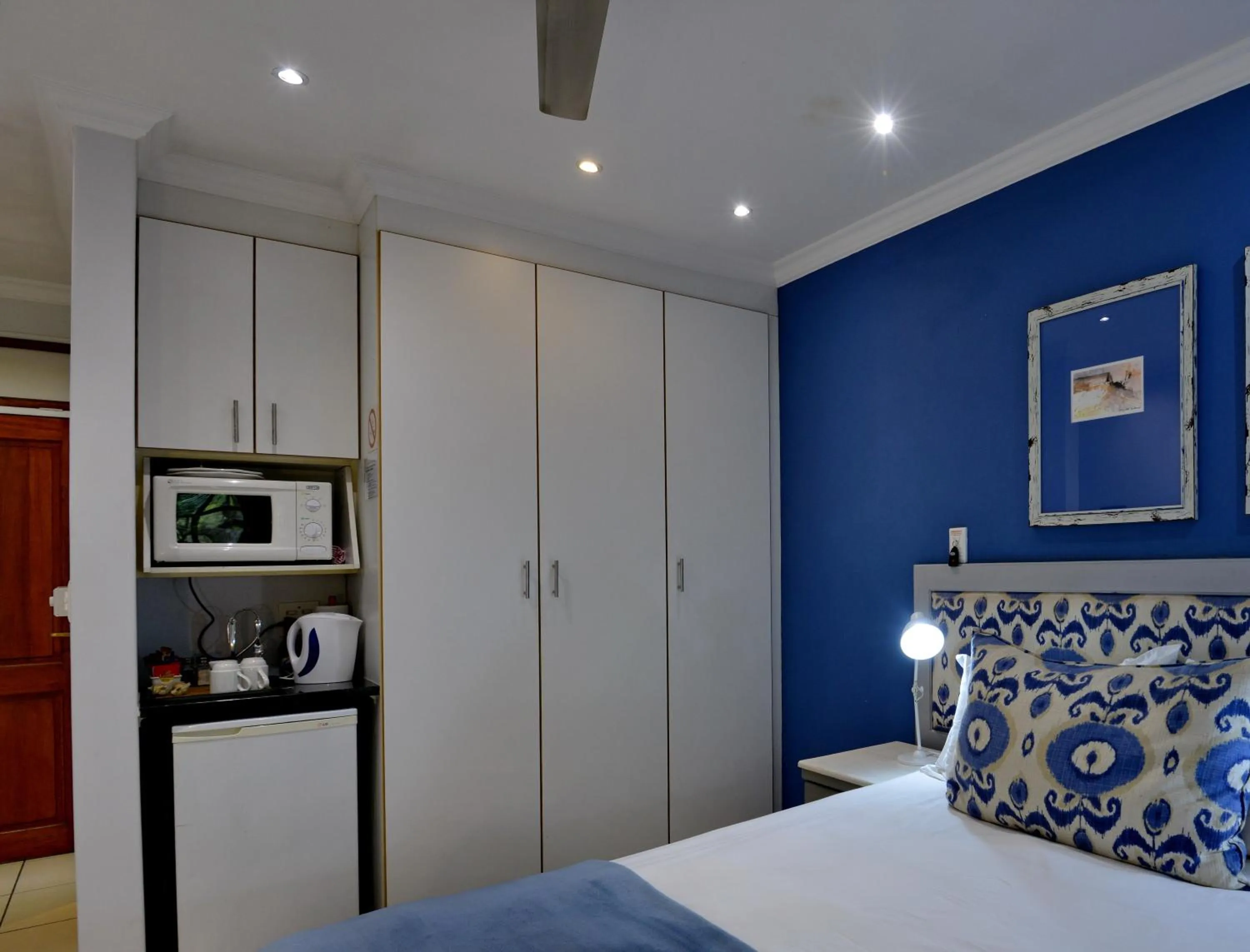 Coffee/tea facilities, Bed in Rivonia Premier Lodge