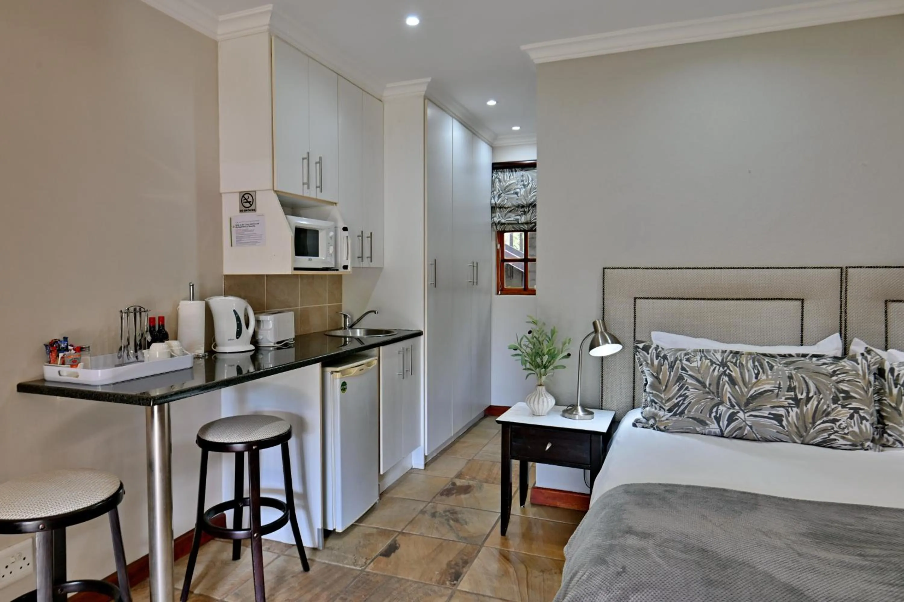 Kitchen or kitchenette, Bed in Rivonia Premier Lodge