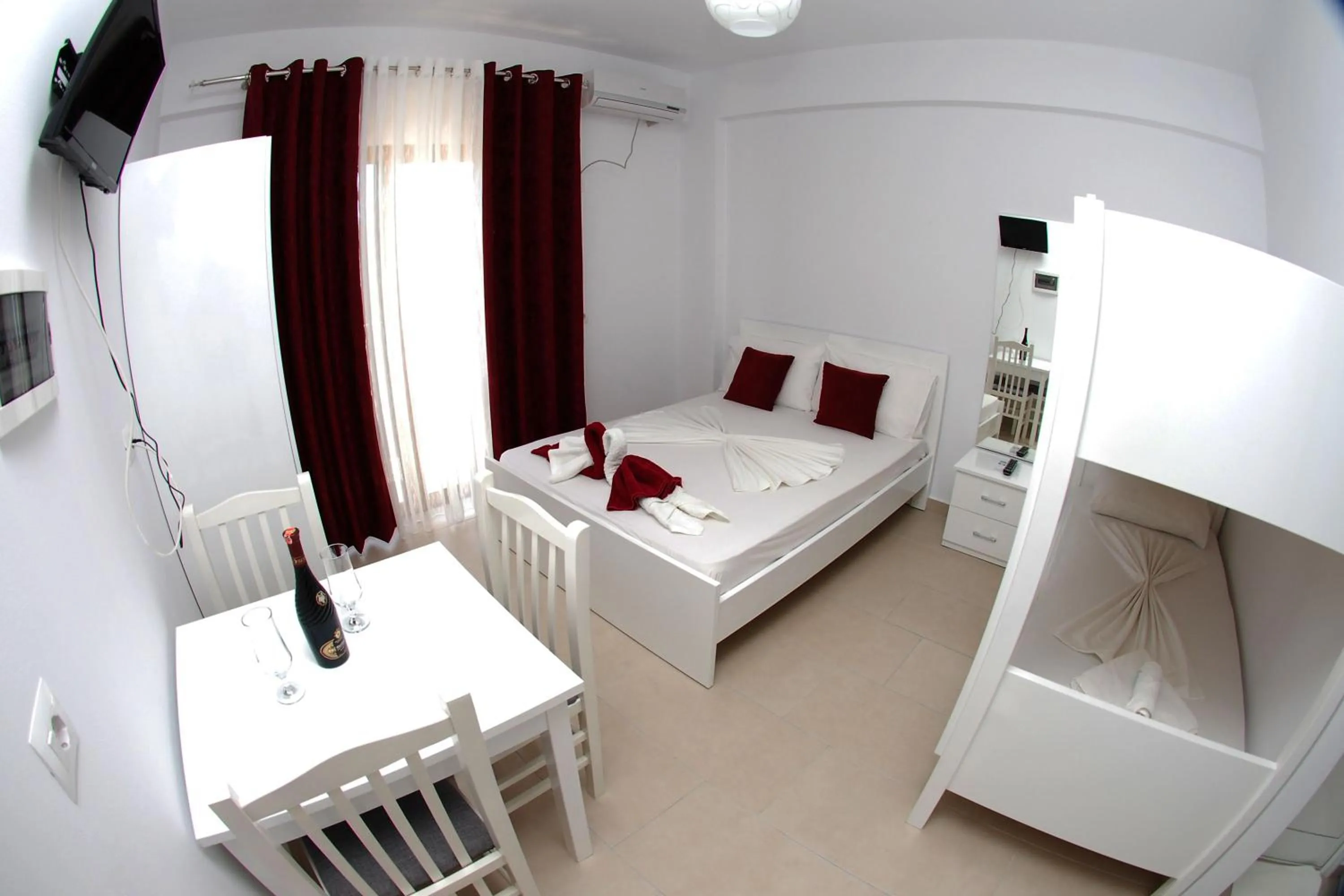 Photo of the whole room, Bed in Vila Renato Ksamil
