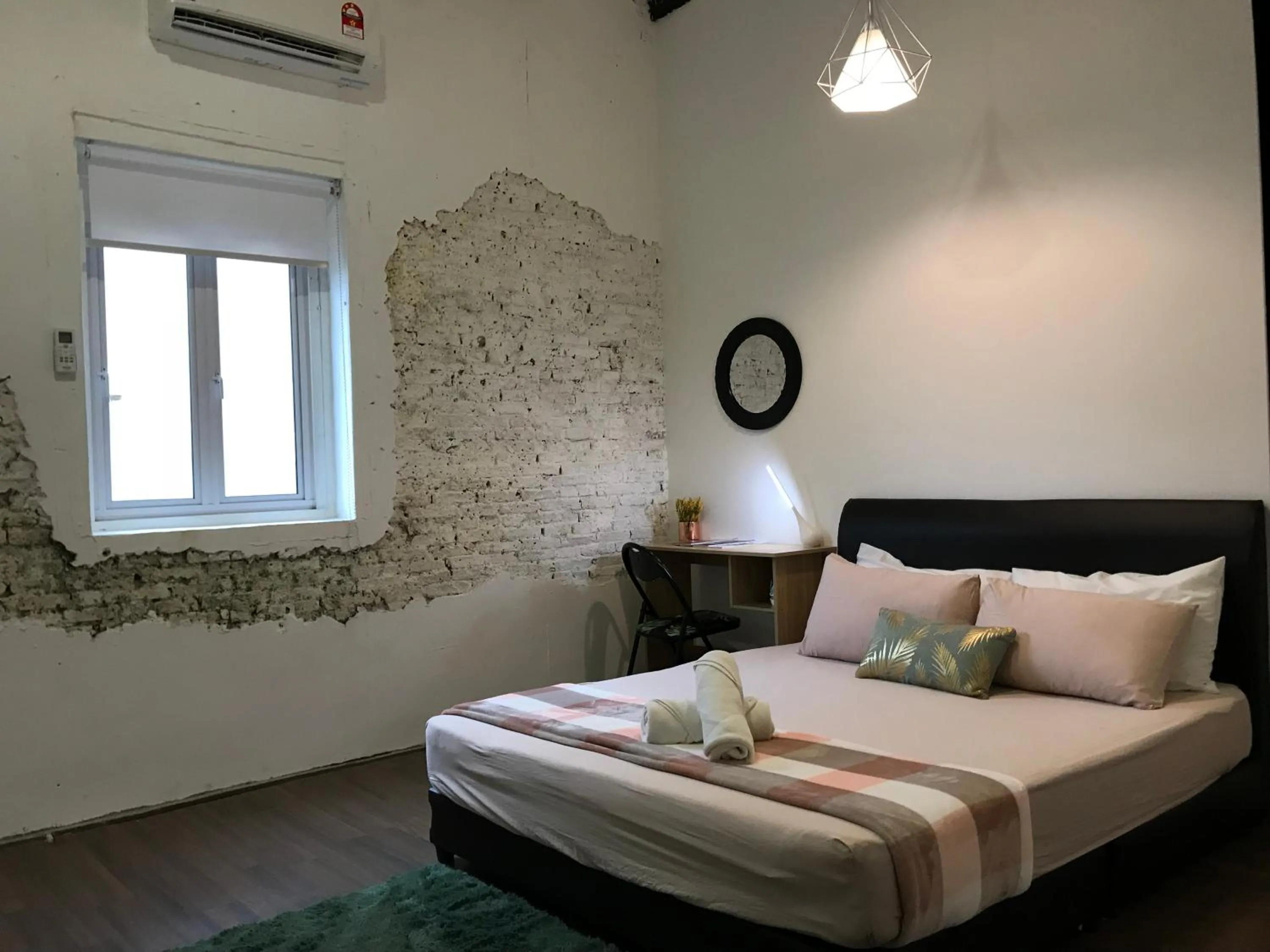 Queen Room with Shared Bathroom and Window in Check In Lodge