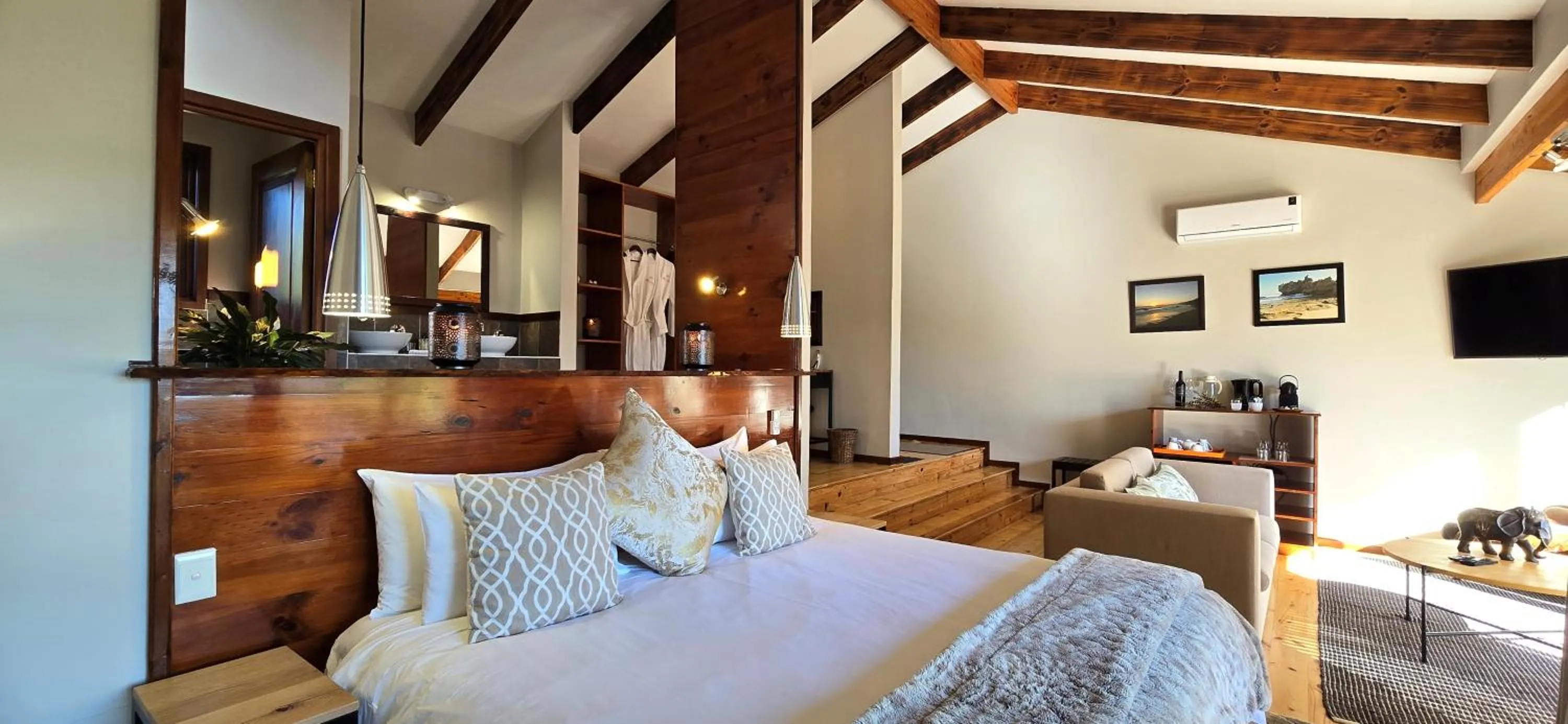 Seating area, Bed in Elephant Hide of Knysna Guest Lodge