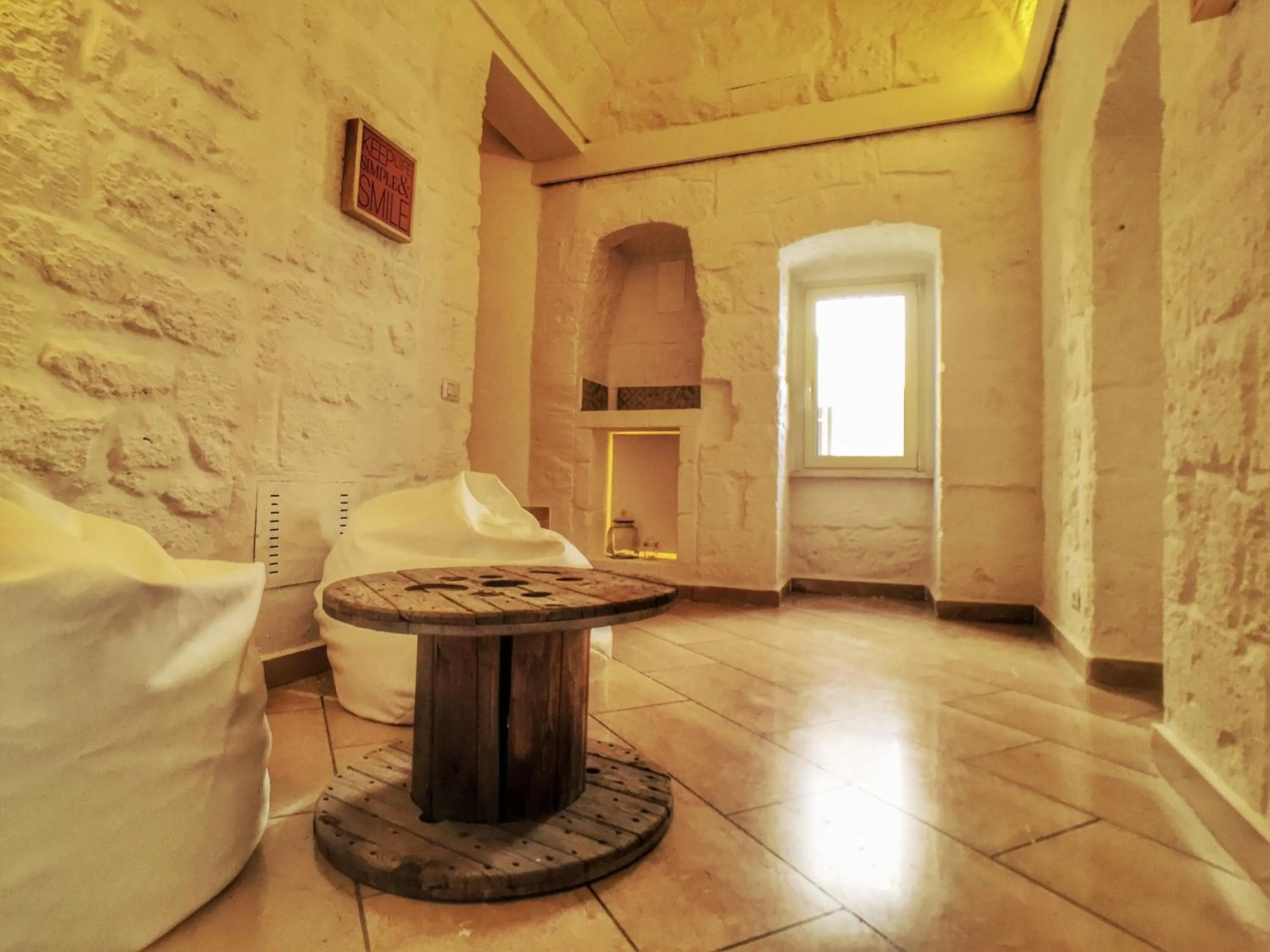 Communal lounge/ TV room in Cecenove