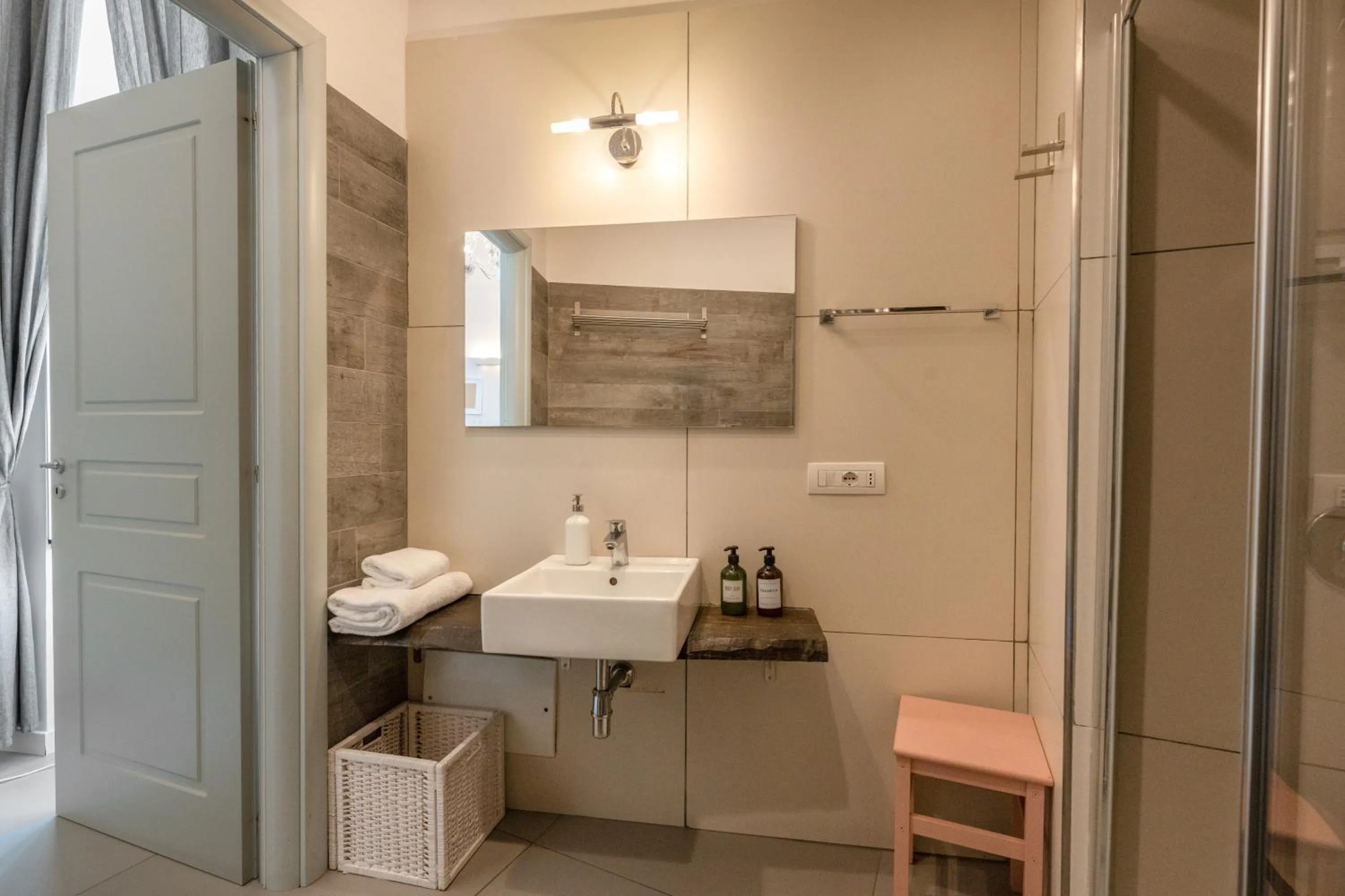 Shower in A Casa di Anna - Dimore Partenopee