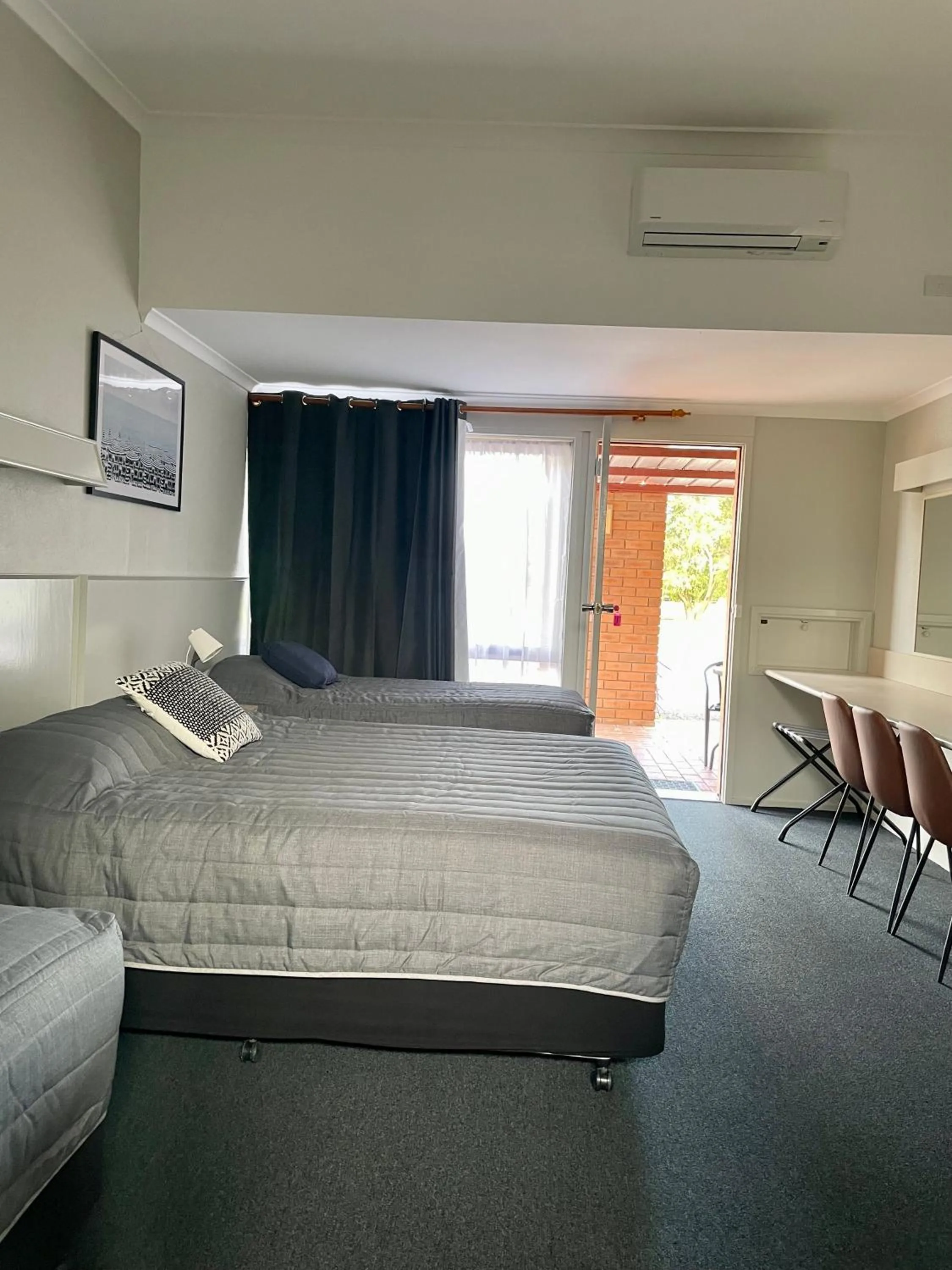 Seating area, Bed in Tarra Motel Yarram