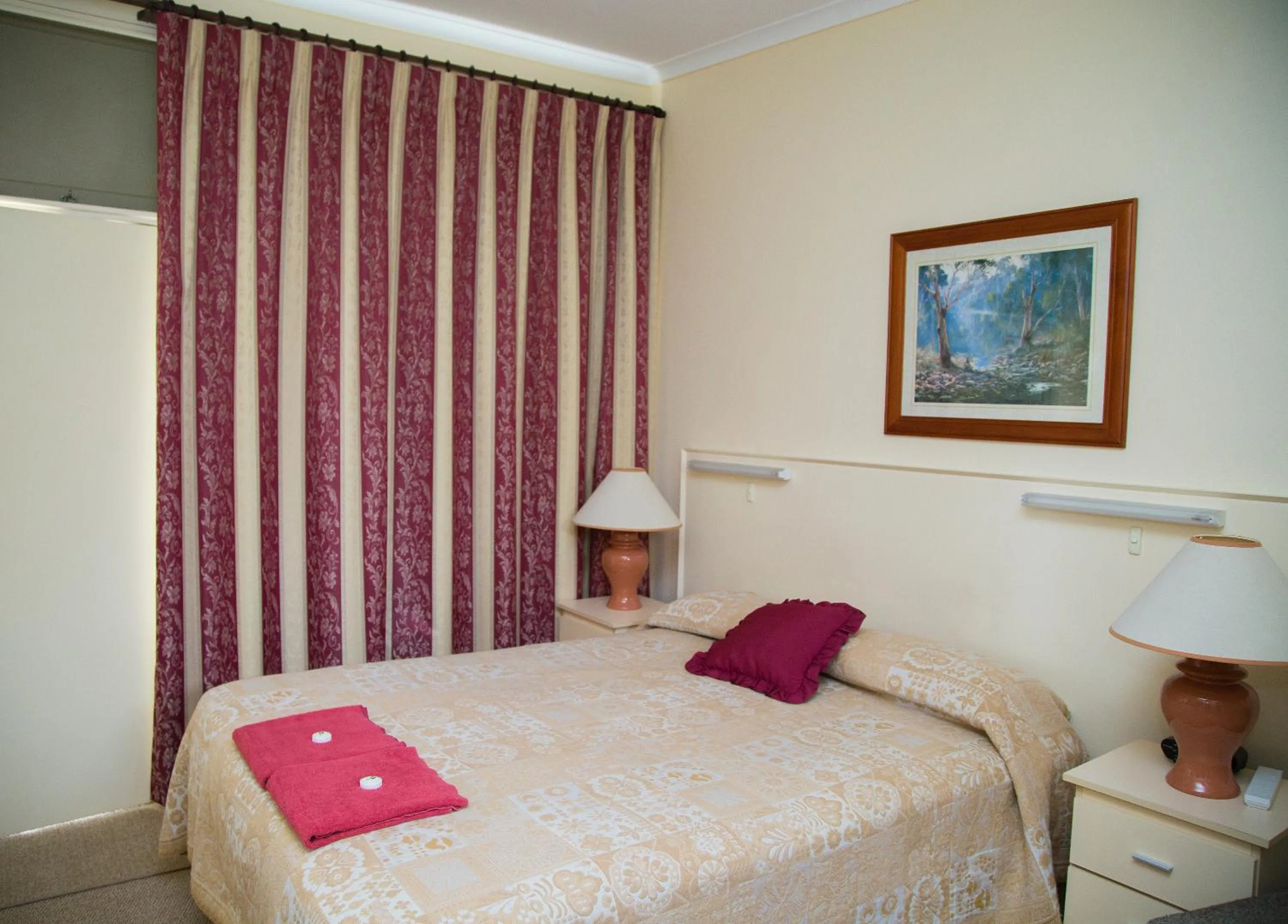 Bathroom, Bed in Tarra Motel Yarram