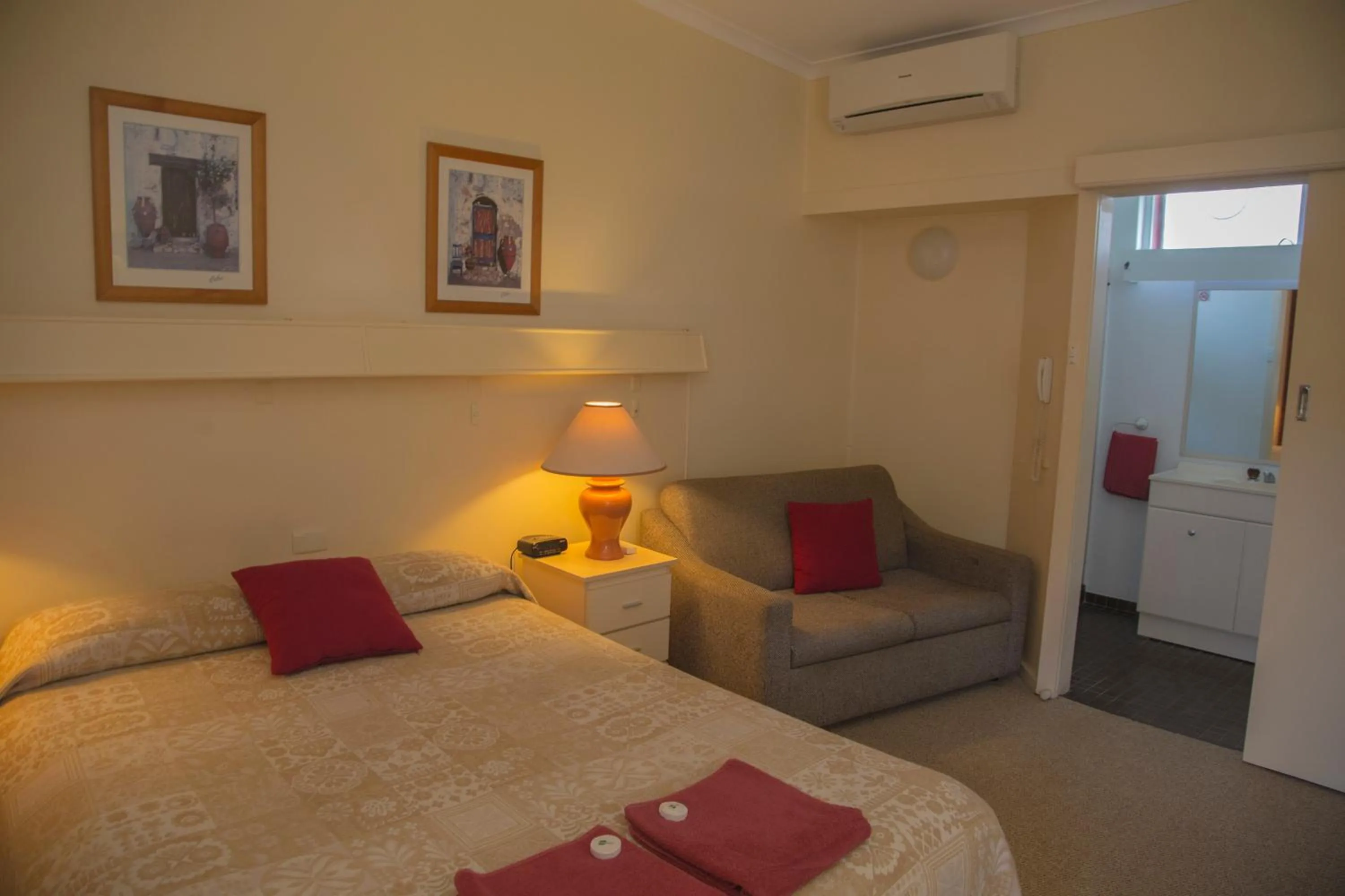 Bathroom, Bed in Tarra Motel Yarram