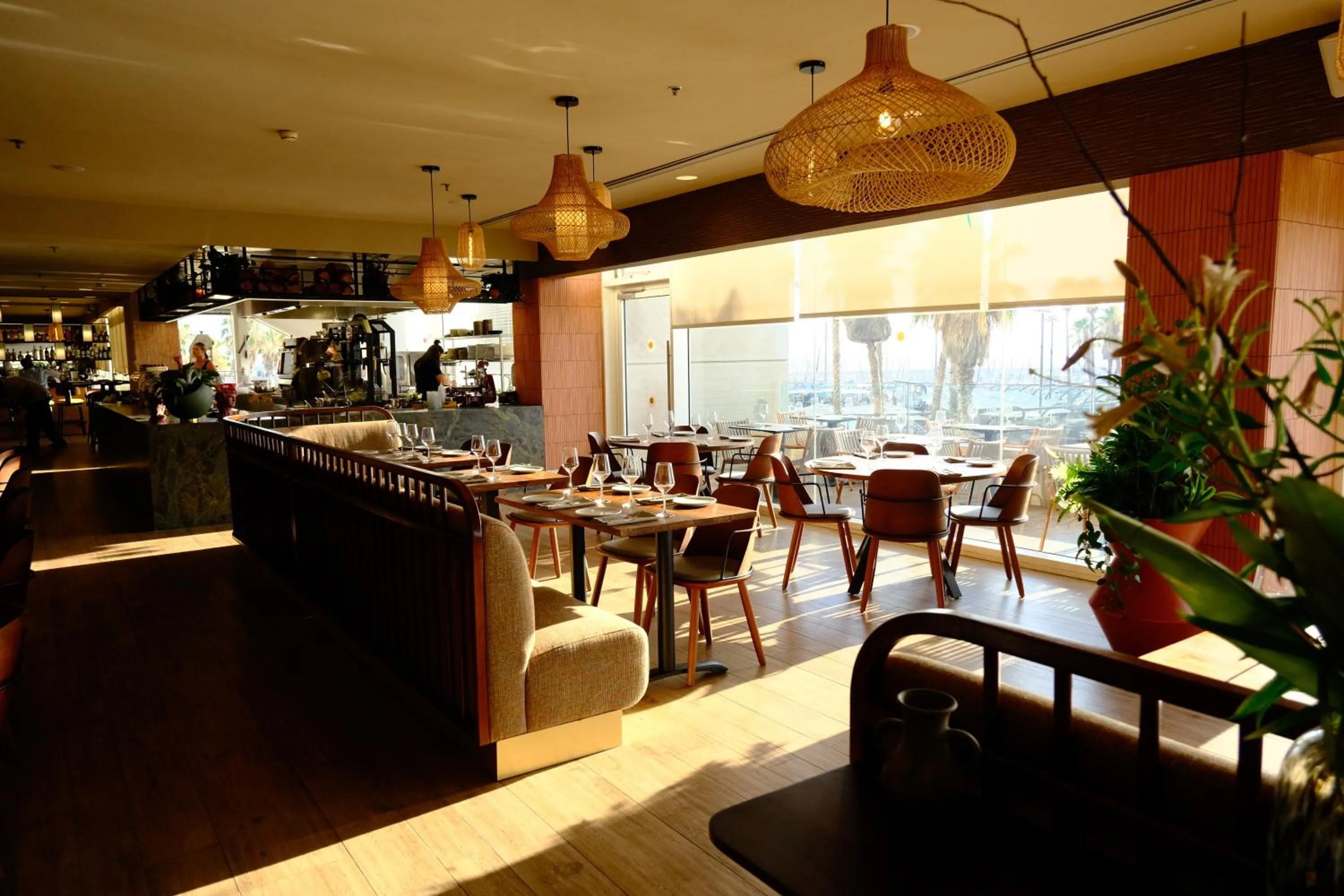 Restaurant/places to eat in Carlton Tel Aviv Hotel – Luxury on the Beach