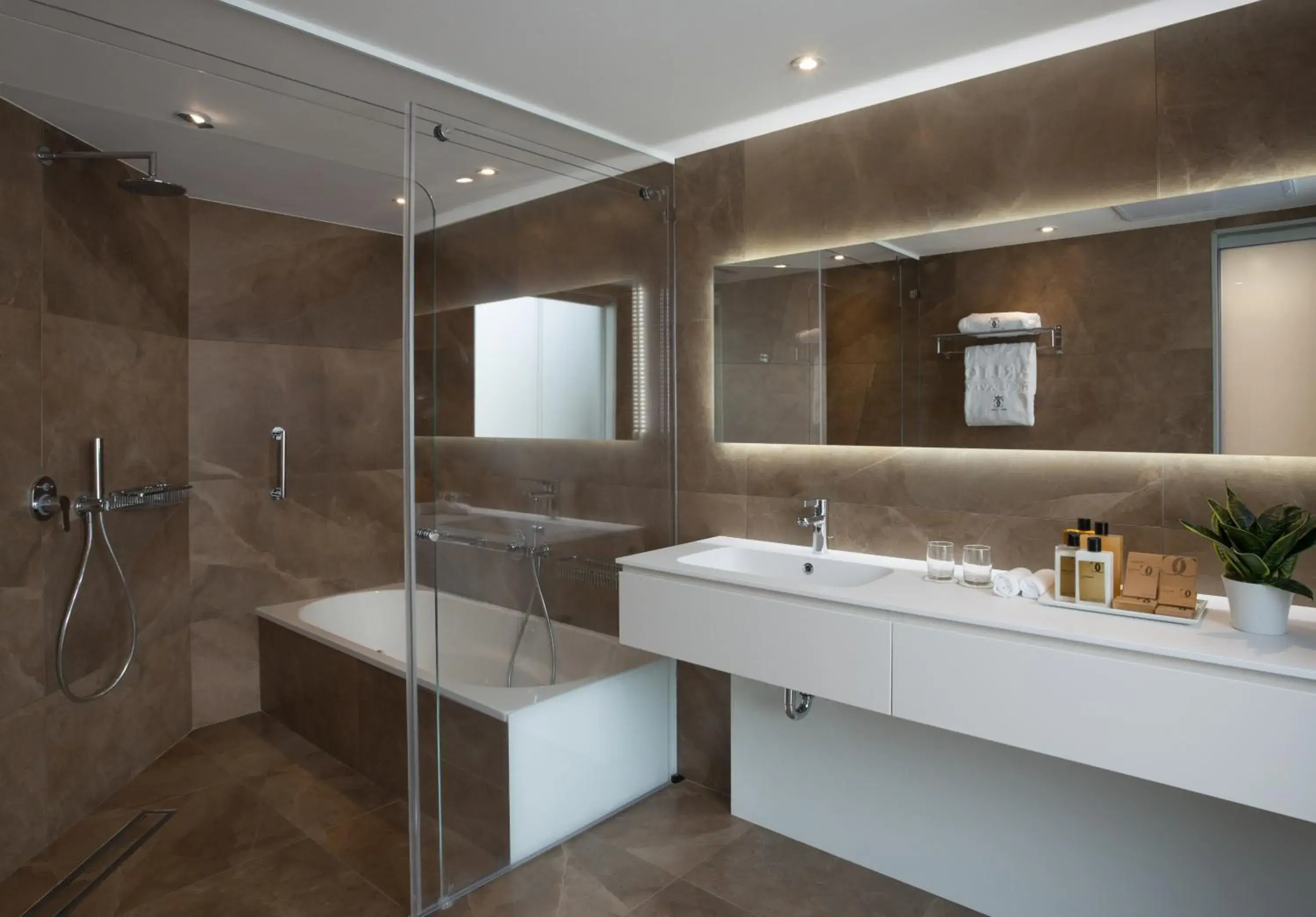 Bathroom in Carlton Tel Aviv Hotel – Luxury on the Beach Bathroom in Carlton Tel Aviv Hotel – Luxury on the Beach