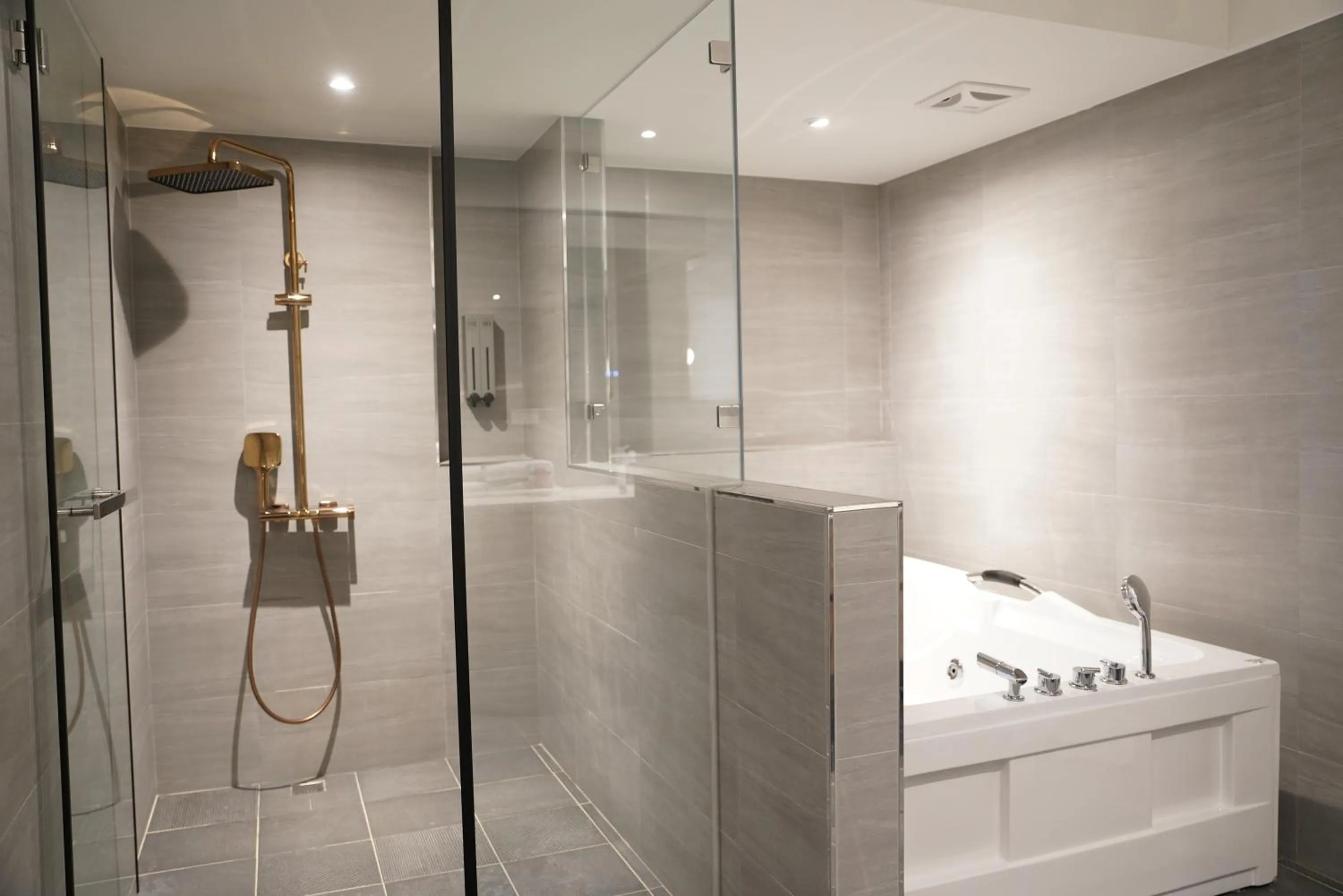 Bathroom in The Riverside Hotel & Motel