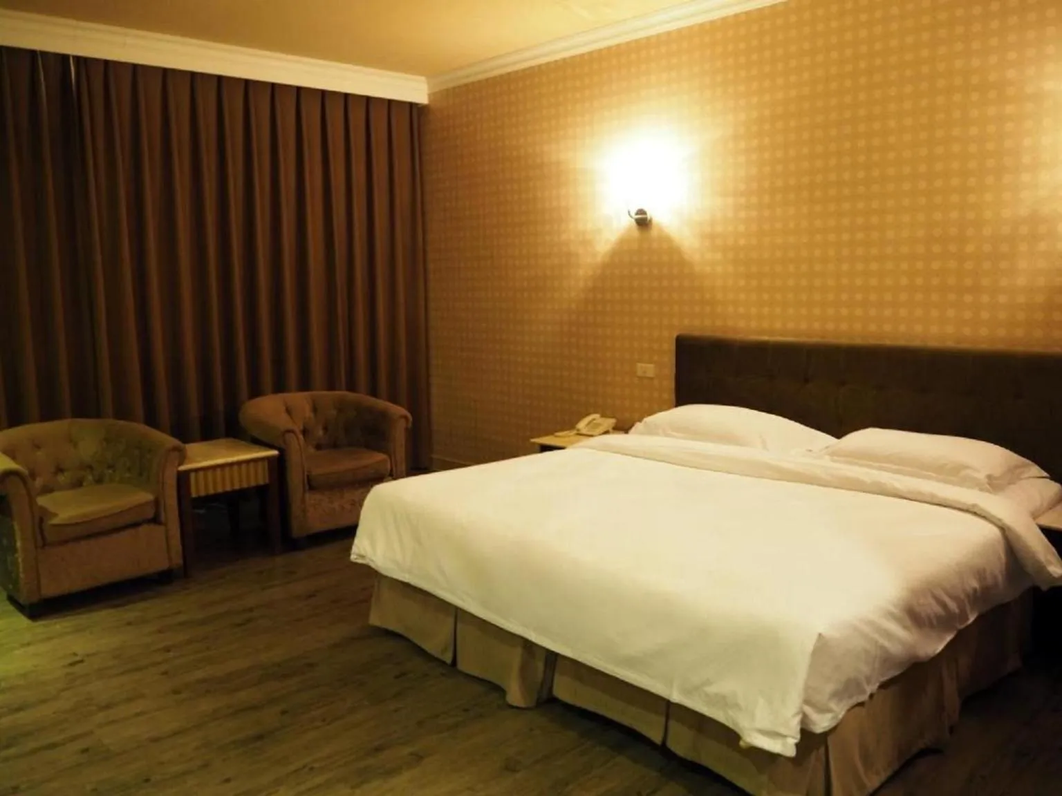 Photo of the whole room, Bed in The Riverside Hotel & Motel