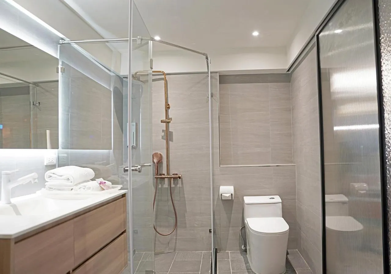 Bathroom in The Riverside Hotel & Motel