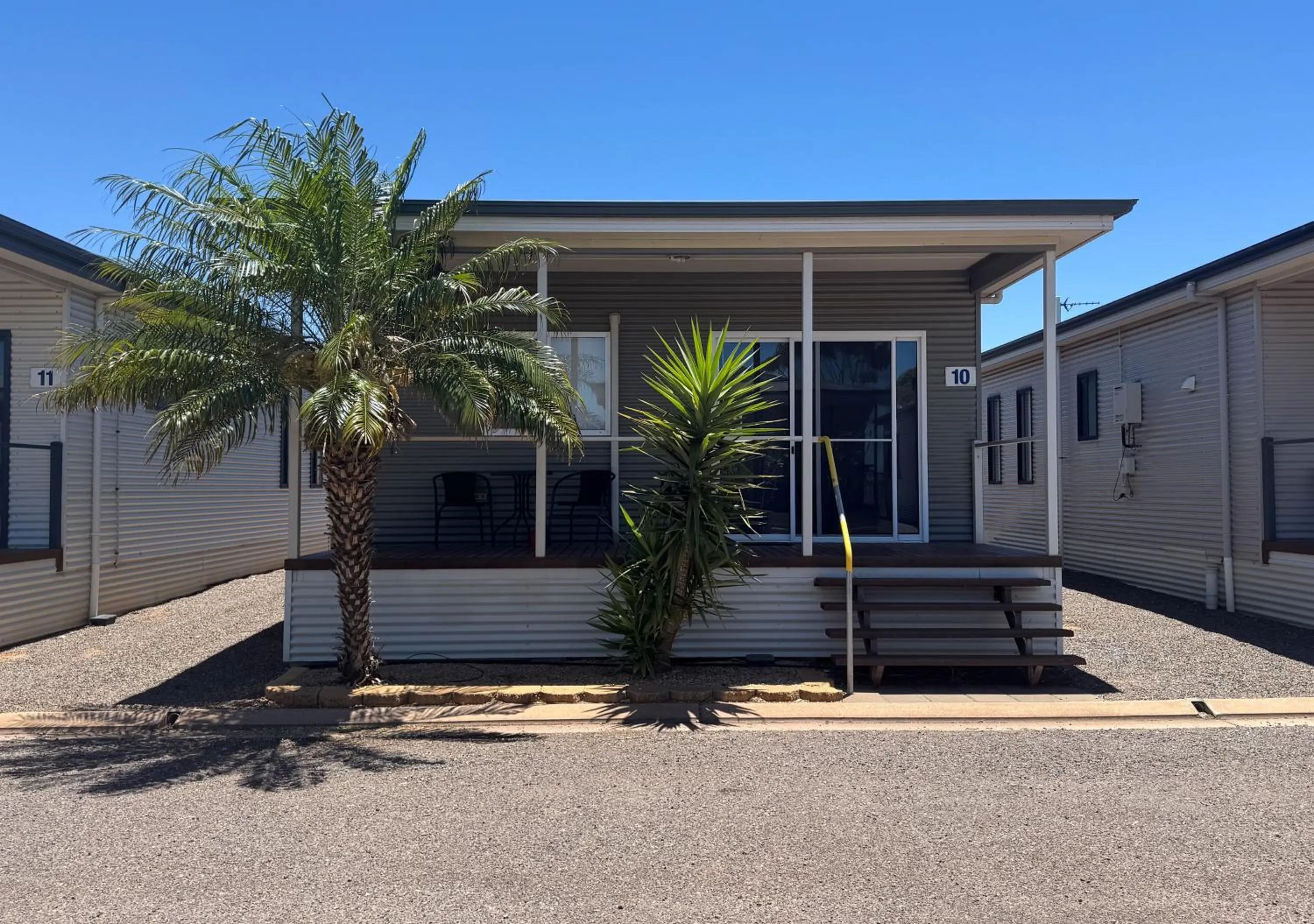 Balcony/Terrace in The Sundowner Cabin & Tourist Park