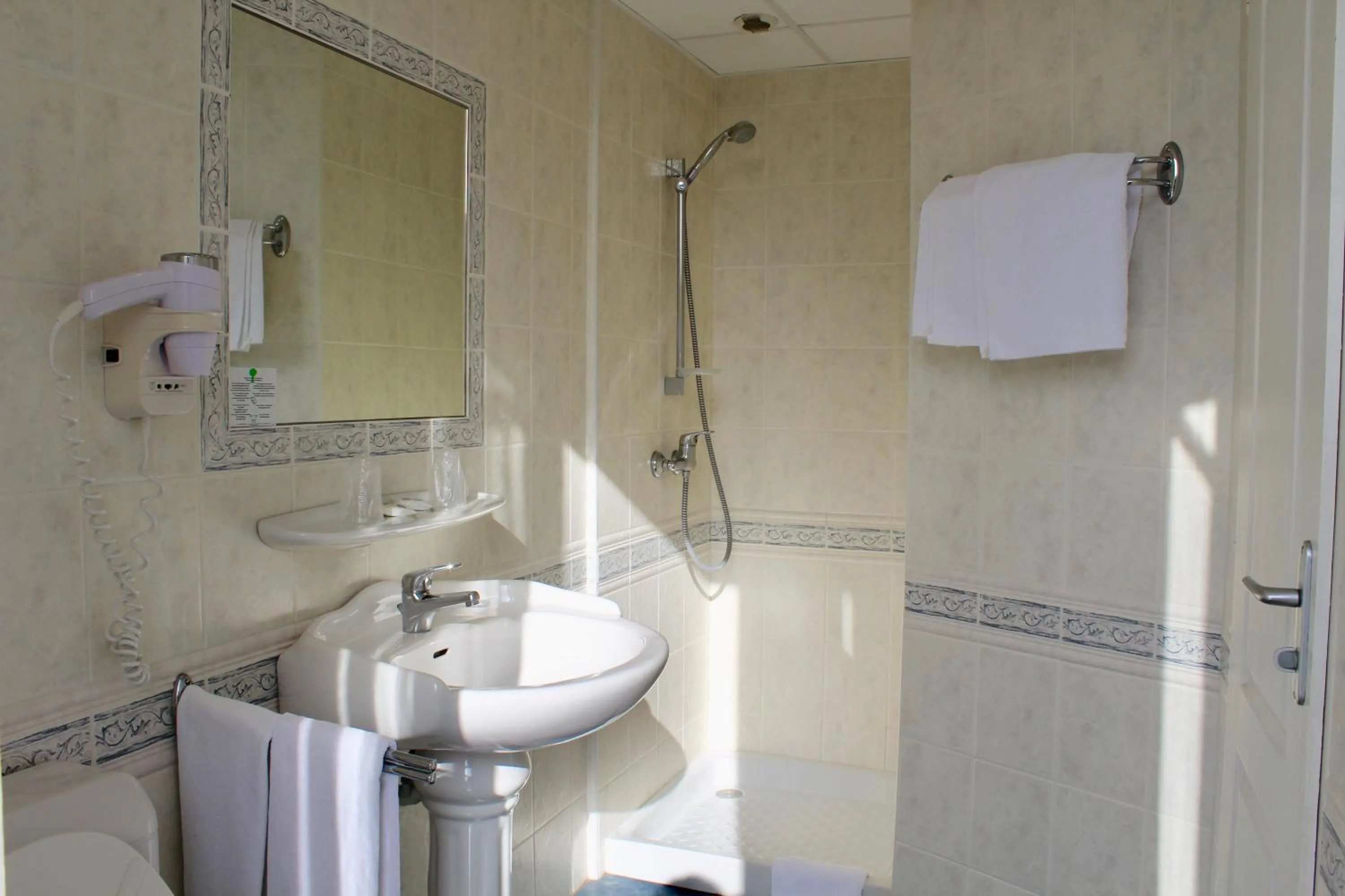 Shower in Hôtel Sainte Marie