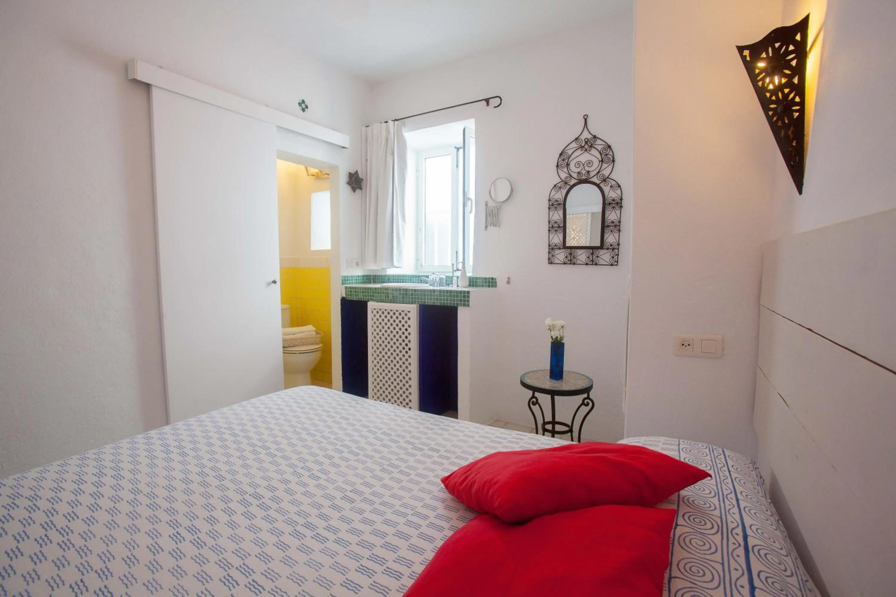 Photo of the whole room, Bed in La Estrella de Tarifa