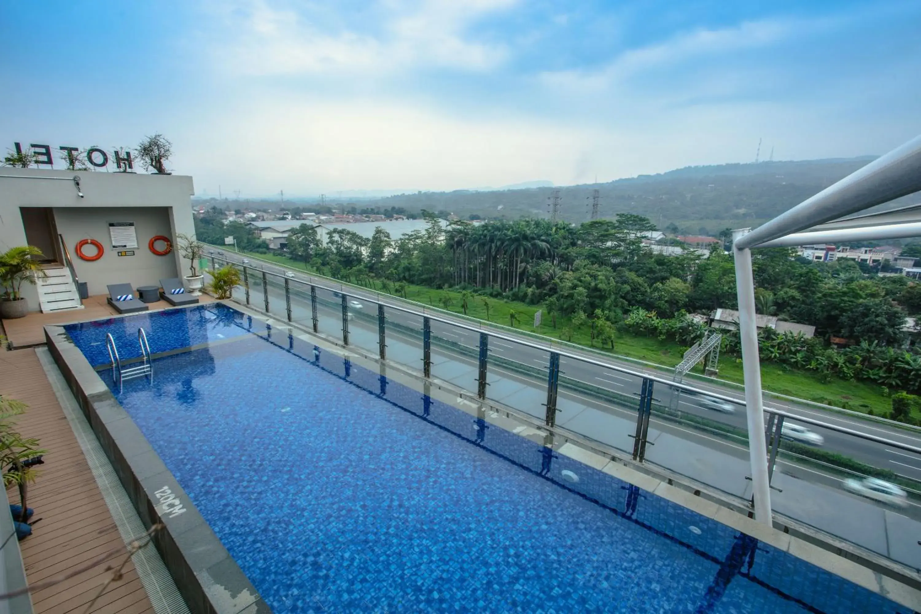 Swimming pool in Bigland Hotel & Convention Sentul Swimming pool in Bigland Hotel & Convention Sentul