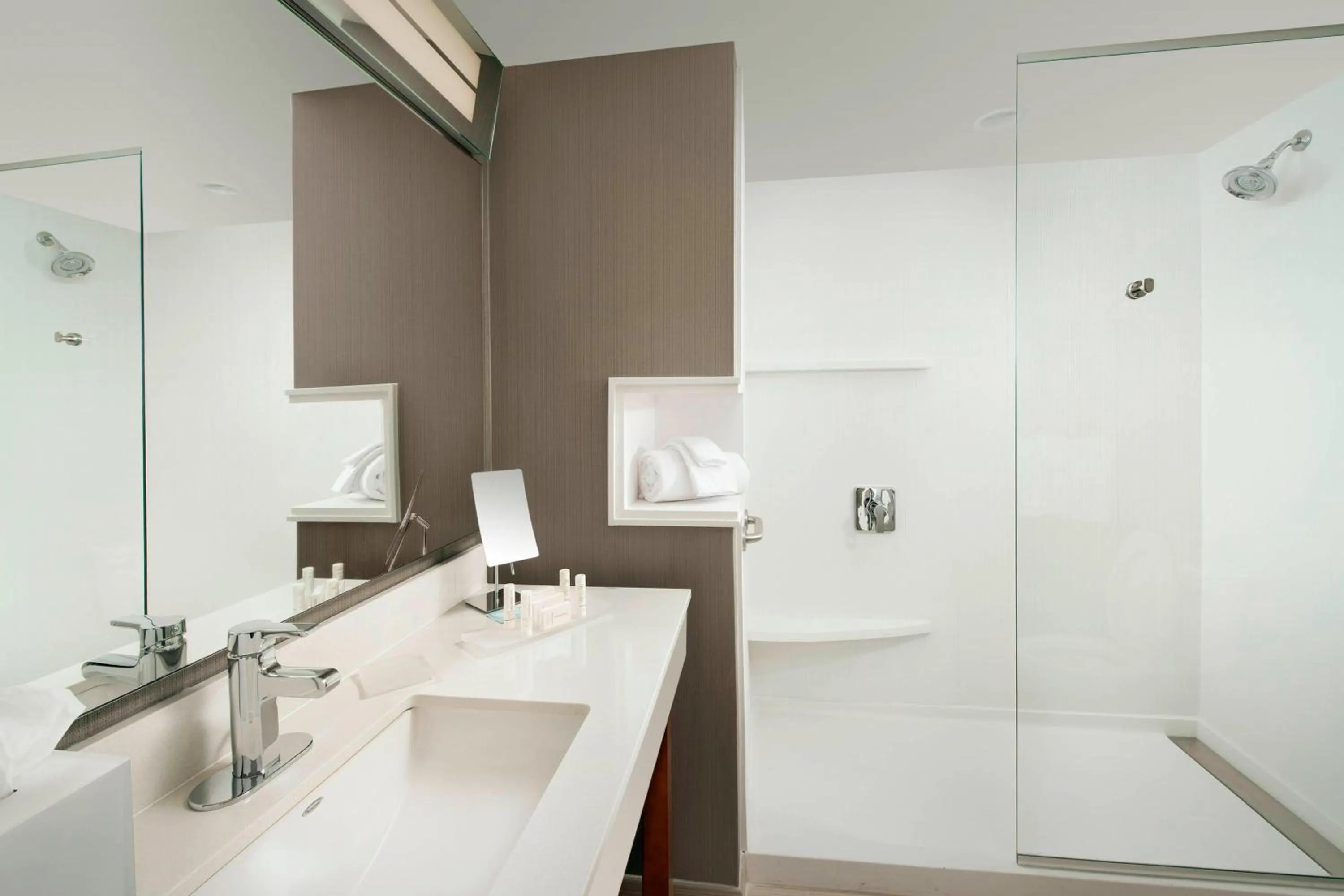 Bathroom in Courtyard by Marriott Nashville SE/Murfreesboro